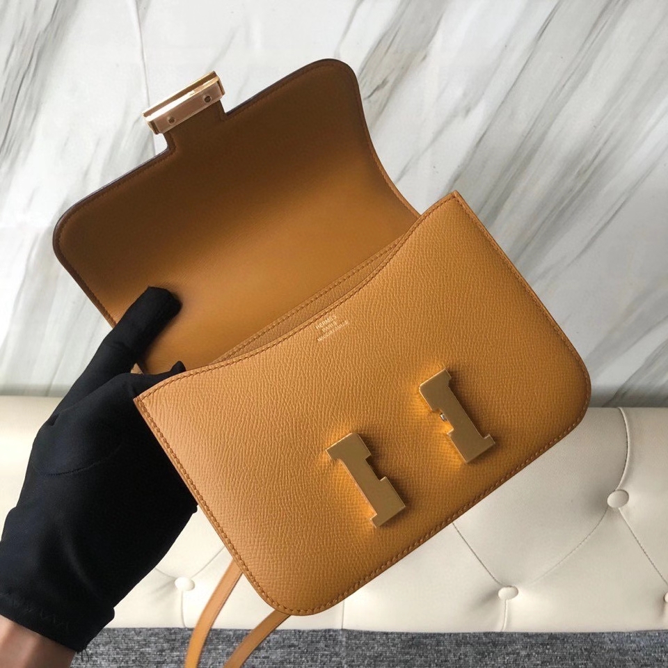 Hermès(爱马仕)Constance 18cm Epsom 原厂掌纹皮 2S 芝麻色 Sesame 金扣-拉尔森鳄鱼皮具定制 - 爱马仕包包官网 Hermès(爱马仕)Constance 18cm Epsom 原厂掌纹皮 2S 芝麻色 Sesame 金扣
