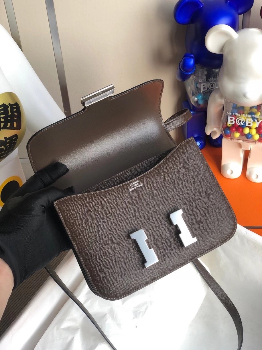Hermès(爱马仕)Constance 18cm Epsom 原厂掌纹皮 巧克力色 银扣 顶级手缝现货-拉尔森鳄鱼皮具定制 - 爱马仕包包官网 Hermès(爱马仕)Constance 18cm Epsom 原厂掌纹皮 巧克力色 银扣 顶级手缝现货