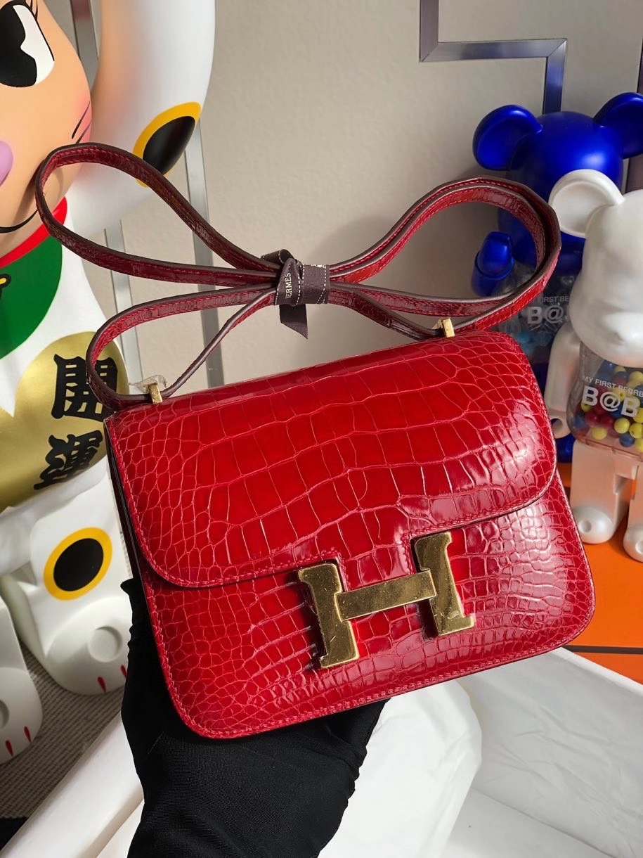 Hermès(爱马仕)Constance 18cm Alligator shiny 亮面鳄鱼 ck95 法拉利红 Braise 金扣 顶级手缝 现货-拉尔森鳄鱼皮具定制 - 爱马仕包包官网 Hermès(爱马仕)Constance 18cm Alligator shiny 亮面鳄鱼 ck95 法拉利红 Braise 金扣 顶级手缝 现货