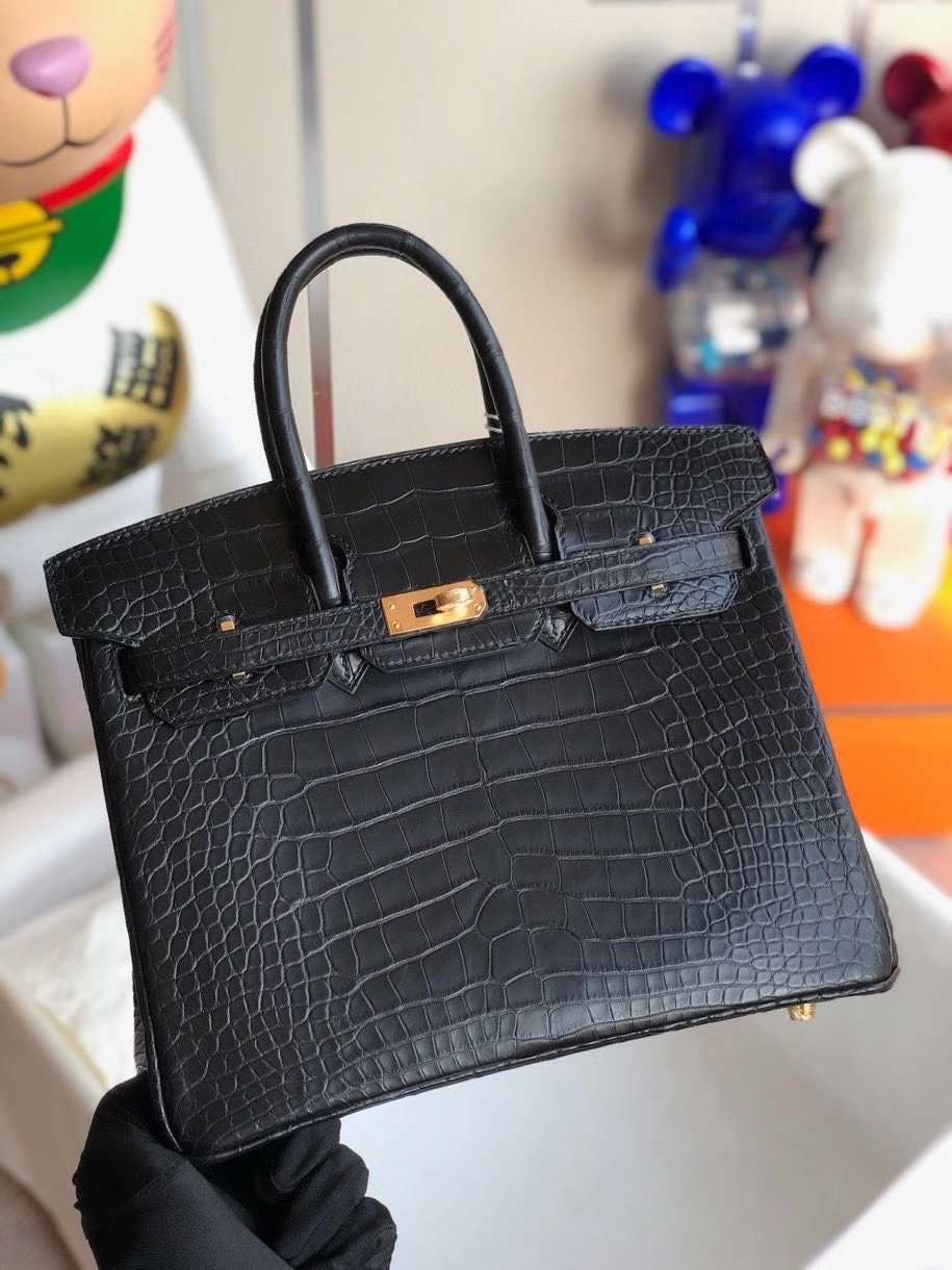 Hermès(爱马仕)Birkin 25cm alligator matt 雾面鳄鱼ck89 黑色 金扣 正品五金 顶级手缝 定制-拉尔森鳄鱼皮具定制 - 爱马仕包包官网 Hermès(爱马仕)Birkin 25cm alligator matt 雾面鳄鱼ck89 黑色 金扣 正品五金 顶级手缝 定制
