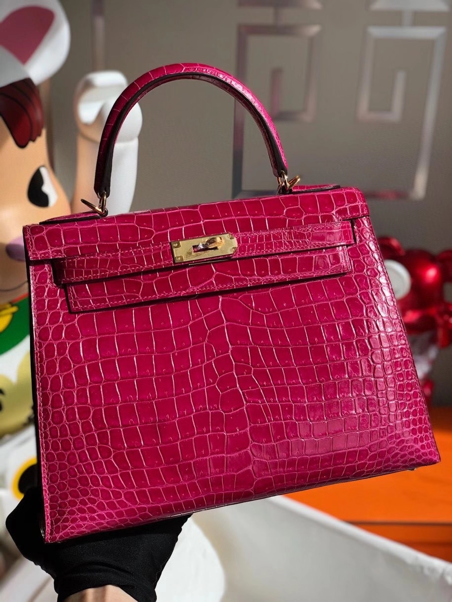 Hermès(爱马仕)Kelly 28cm porosus shiny 亮面澳洲湾鳄 桃红 金扣 顶级手缝 现货-拉尔森鳄鱼皮具定制 - 爱马仕包包官网 Hermès(爱马仕)Kelly 28cm porosus shiny 亮面澳洲湾鳄 桃红 金扣 顶级手缝 现货