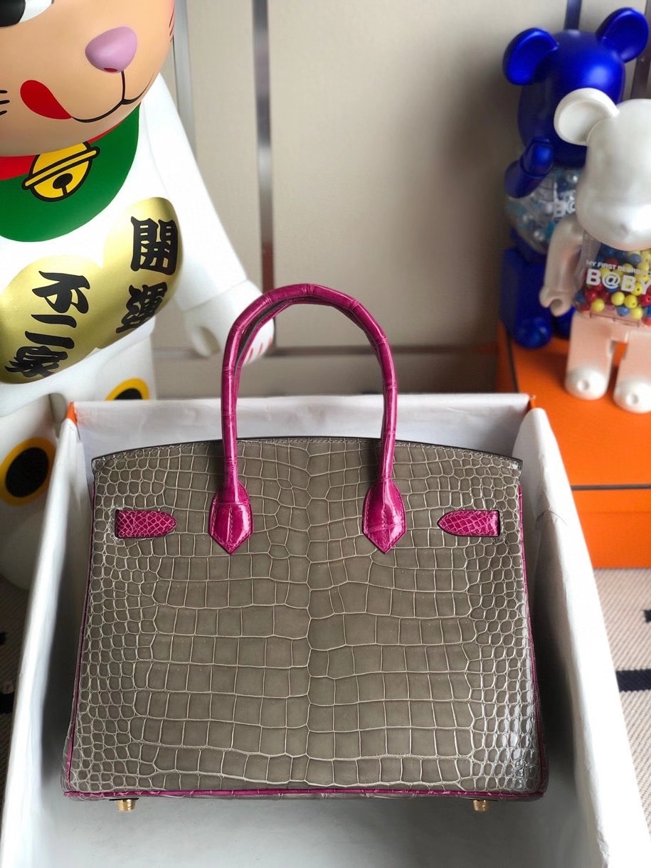 Hermès(爱马仕)Birkin 30cm 亮面澳洲湾鳄 ck81 斑鸠灰 gris T 拼 J5 天方夜谭粉紫 金扣 马蹄印 顶级手缝 现货-拉尔森鳄鱼皮具定制 - 爱马仕包包官网 Hermès(爱马仕)Birkin 30cm 亮面澳洲湾鳄 ck81 斑鸠灰 gris T 拼 J5 天方夜谭粉紫 金扣 马蹄印 顶级手缝 现货