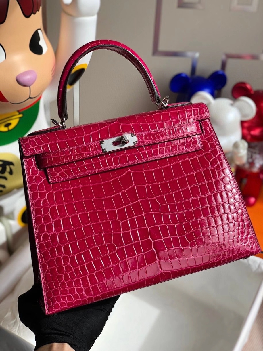 Hermès(爱马仕)Kelly 28cm porosus shiny 亮面澳洲湾鳄 E5 桃红 银扣 顶级手缝 现货-拉尔森鳄鱼皮具定制 - 爱马仕包包官网 Hermès(爱马仕)Kelly 28cm porosus shiny 亮面澳洲湾鳄 E5 桃红 银扣 顶级手缝 现货