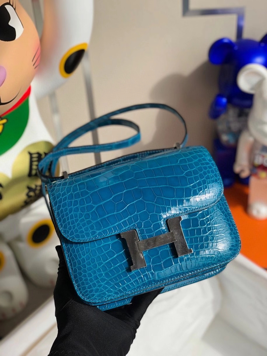 Hermès(爱马仕)Constance 18cm Alligator shiny 亮面鳄鱼 7w 伊兹密尔蓝 银扣 顶级手缝 现货-拉尔森鳄鱼皮具定制 - 爱马仕包包官网 Hermès(爱马仕)Constance 18cm Alligator shiny 亮面鳄鱼 7w 伊兹密尔蓝 银扣 顶级手缝 现货