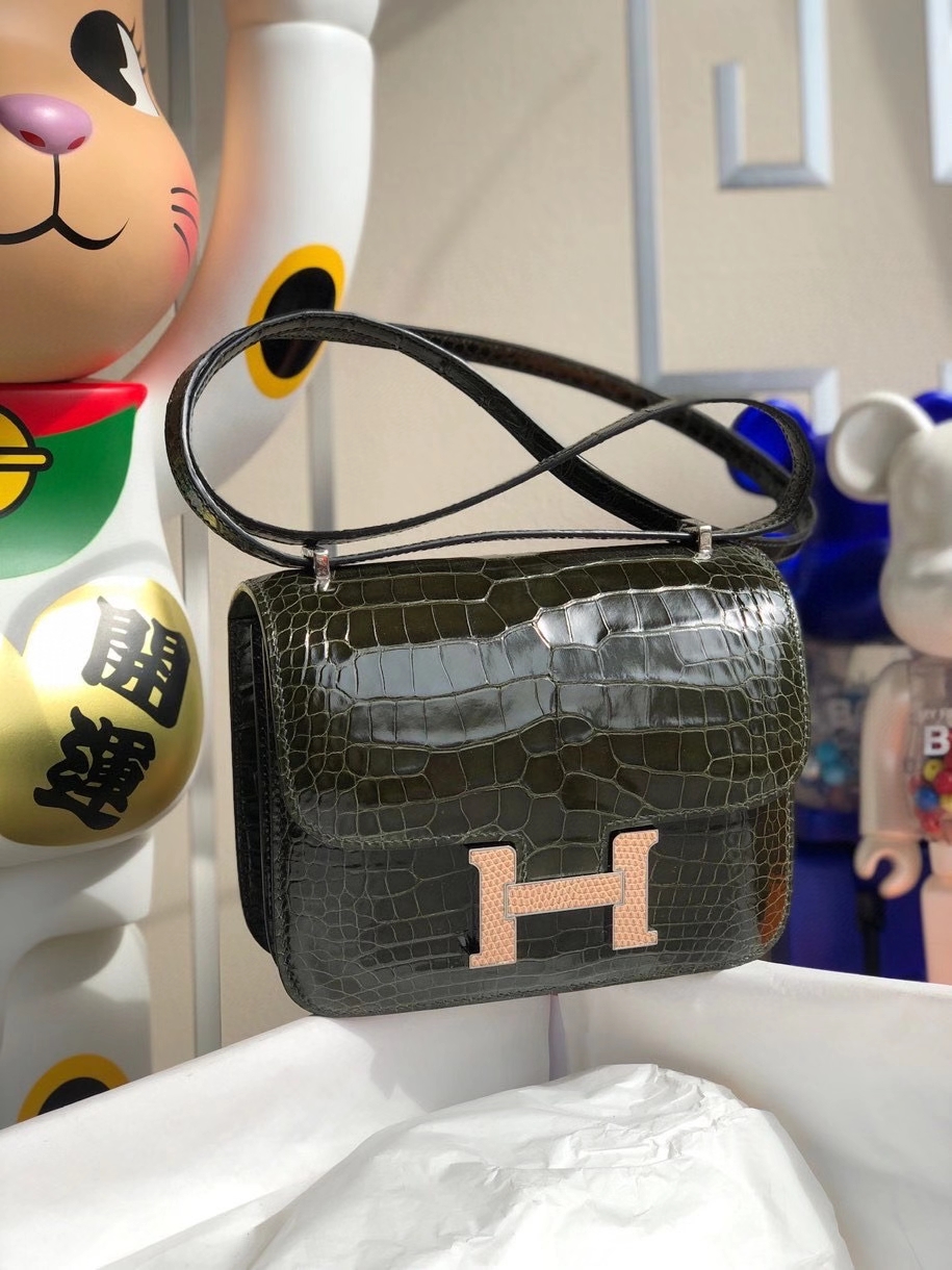 Hermès（爱马仕）Constance 18cm Alligator shiny 亮面鳄鱼 6H 橄榄绿拼杏色 蜥蜴扣 顶级手缝 现货