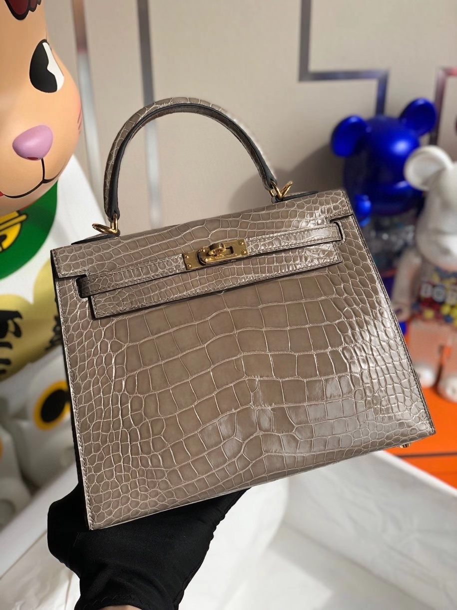 Hermès(爱马仕)Kelly 25cm Alligator shiny 亮面鳄鱼 ck81 斑鸠灰 金扣 顶级手缝 现货-拉尔森鳄鱼皮具定制 - 爱马仕包包官网 Hermès(爱马仕)Kelly 25cm Alligator shiny 亮面鳄鱼 ck81 斑鸠灰 金扣 顶级手缝 现货