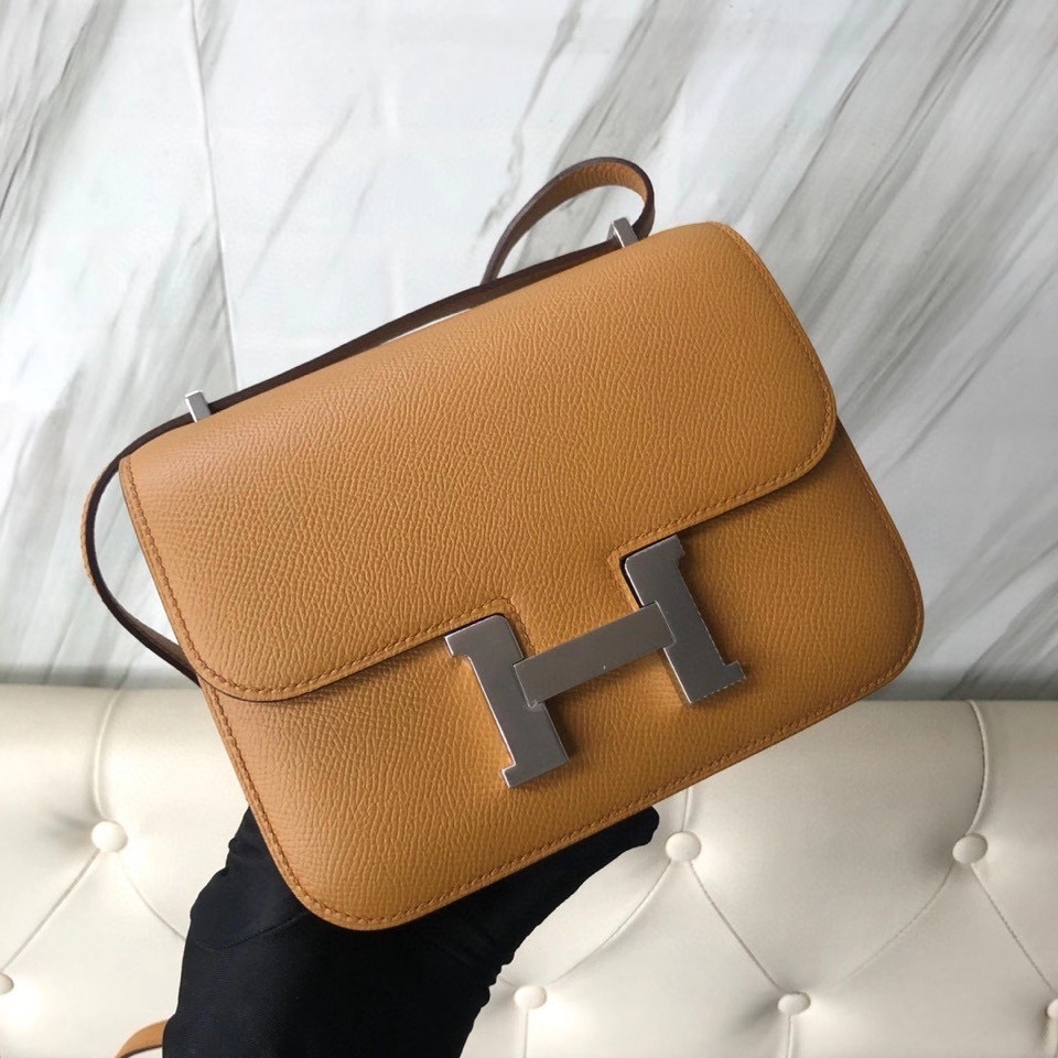 Hermès（爱马仕）Constance 18cm Epsom 原厂掌纹皮  2S 芝麻色 Sesame 银扣