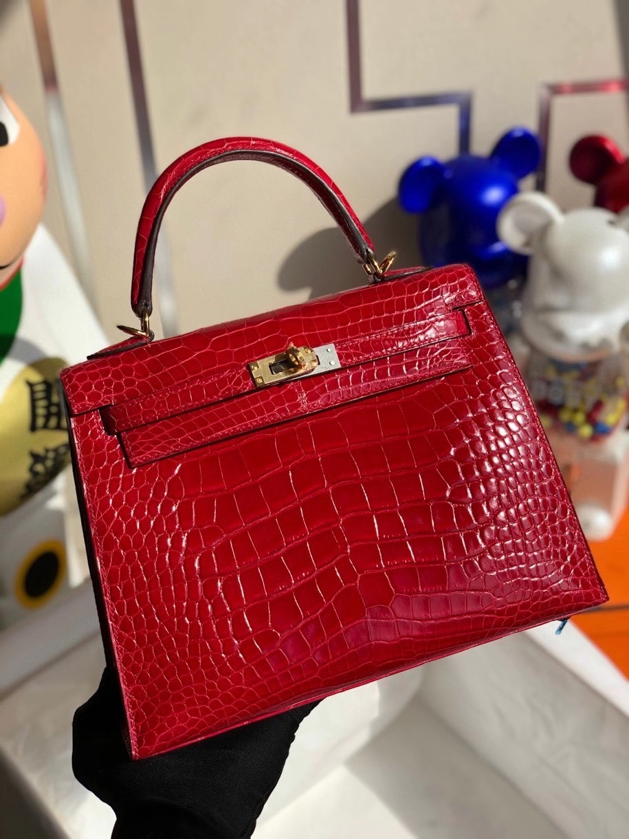 Hermès(爱马仕)Kelly 25cm Alligator shiny 亮面鳄鱼 ck95 法拉利红 Braise 金扣 顶级手缝 现货-拉尔森鳄鱼皮具定制 - 爱马仕包包官网 Hermès(爱马仕)Kelly 25cm Alligator shiny 亮面鳄鱼 ck95 法拉利红 Braise 金扣 顶级手缝 现货