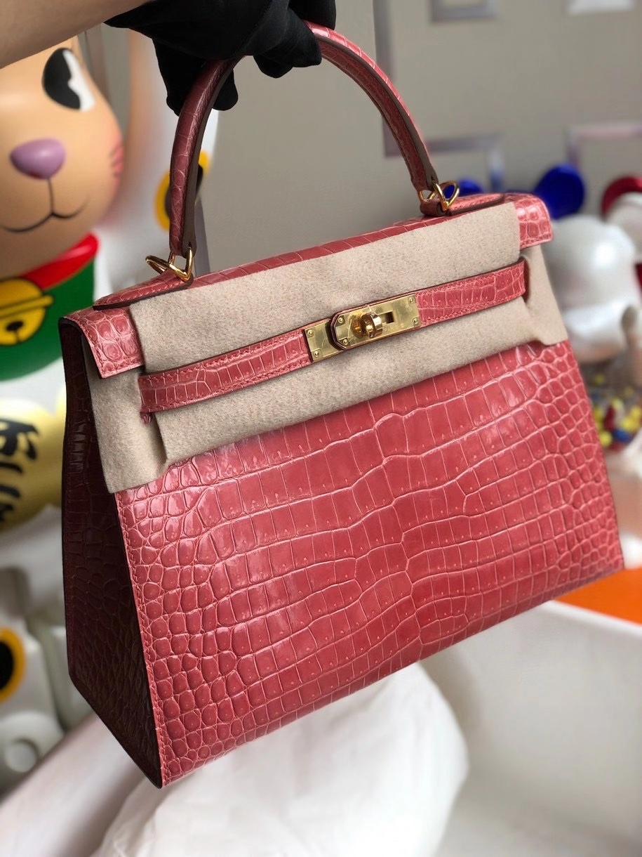 Hermès(爱马仕)Kelly 28cm porosus shiny 亮面澳洲湾鳄 L5 龙虾粉 金扣 顶级手缝 现货-拉尔森鳄鱼皮具定制 - 爱马仕包包官网 Hermès(爱马仕)Kelly 28cm porosus shiny 亮面澳洲湾鳄 L5 龙虾粉 金扣 顶级手缝 现货