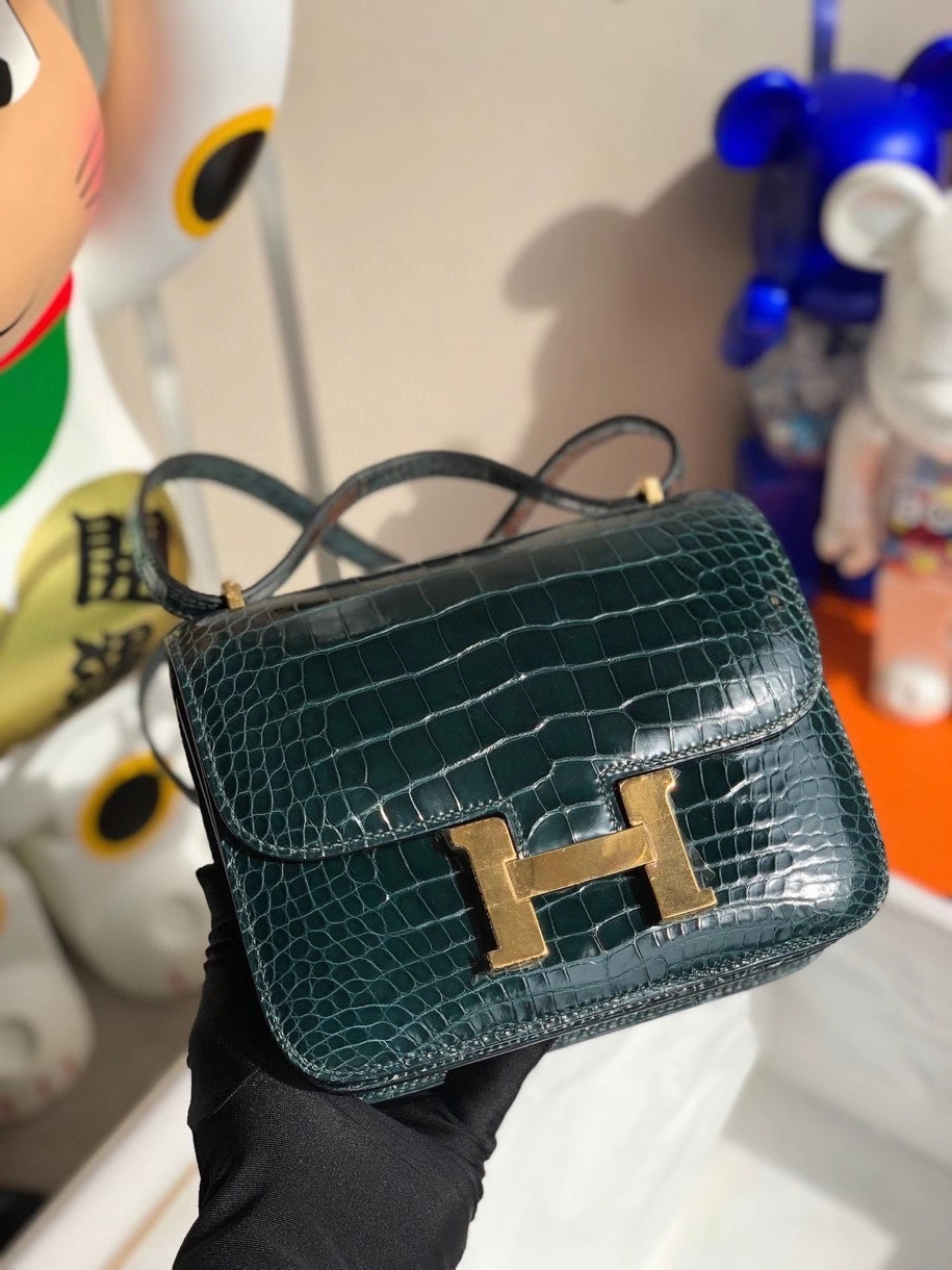 Hermès(爱马仕)Constance 18cm Alligator shiny 亮面鳄鱼 1p鸭子蓝 金扣 顶级手缝 现货-拉尔森鳄鱼皮具定制 - 爱马仕包包官网 Hermès(爱马仕)Constance 18cm Alligator shiny 亮面鳄鱼 1p鸭子蓝 金扣 顶级手缝 现货