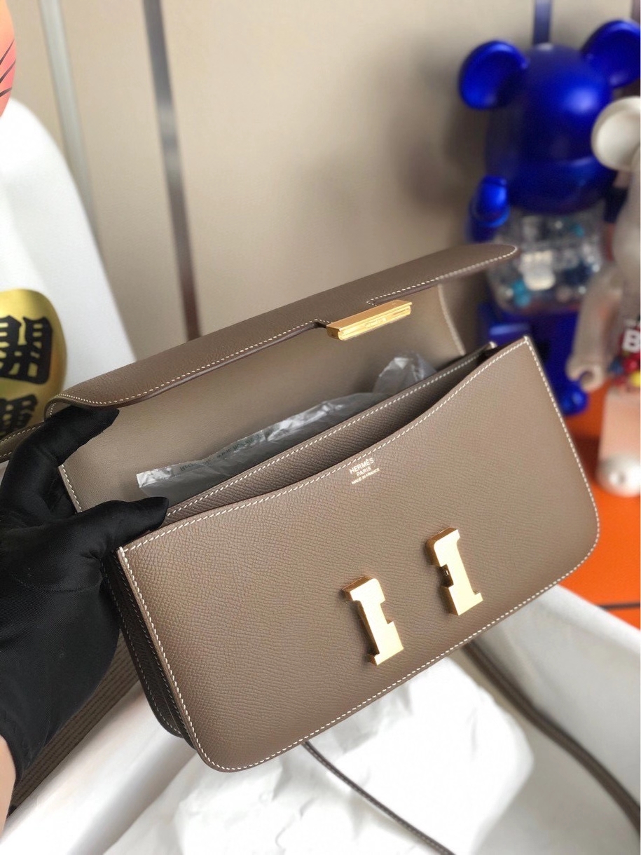 Hermès(爱马仕)Constance elan Epsom 原厂掌纹皮 ck18大象灰 Etoupe 金扣 顶级手缝-拉尔森鳄鱼皮具定制 - 爱马仕包包官网 Hermès(爱马仕)Constance elan Epsom 原厂掌纹皮 ck18大象灰 Etoupe 金扣 顶级手缝