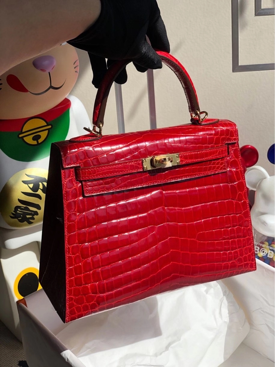 Hermès(爱马仕)Kelly 25cm Crocodile shiny 亮面鳄鱼 ck95 法拉利红 金扣 顶级手缝 现货-拉尔森鳄鱼皮具定制 - 爱马仕包包官网 Hermès(爱马仕)Kelly 25cm Crocodile shiny 亮面鳄鱼 ck95 法拉利红 金扣 顶级手缝 现货