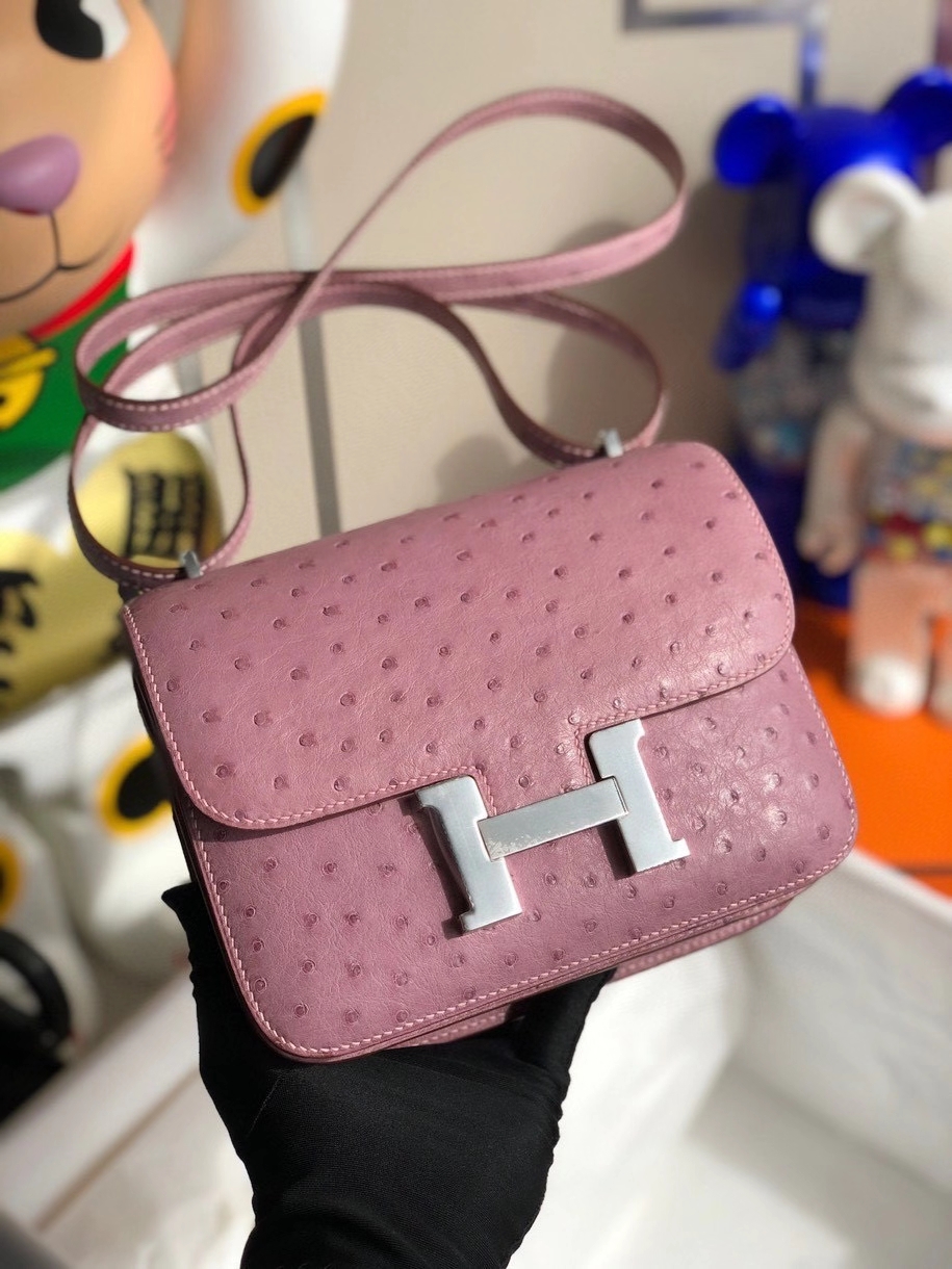 Hermès（爱马仕）Constance 18cm Ostrich kk 鸵鸟 皮粉 银扣 顶级手缝 现货