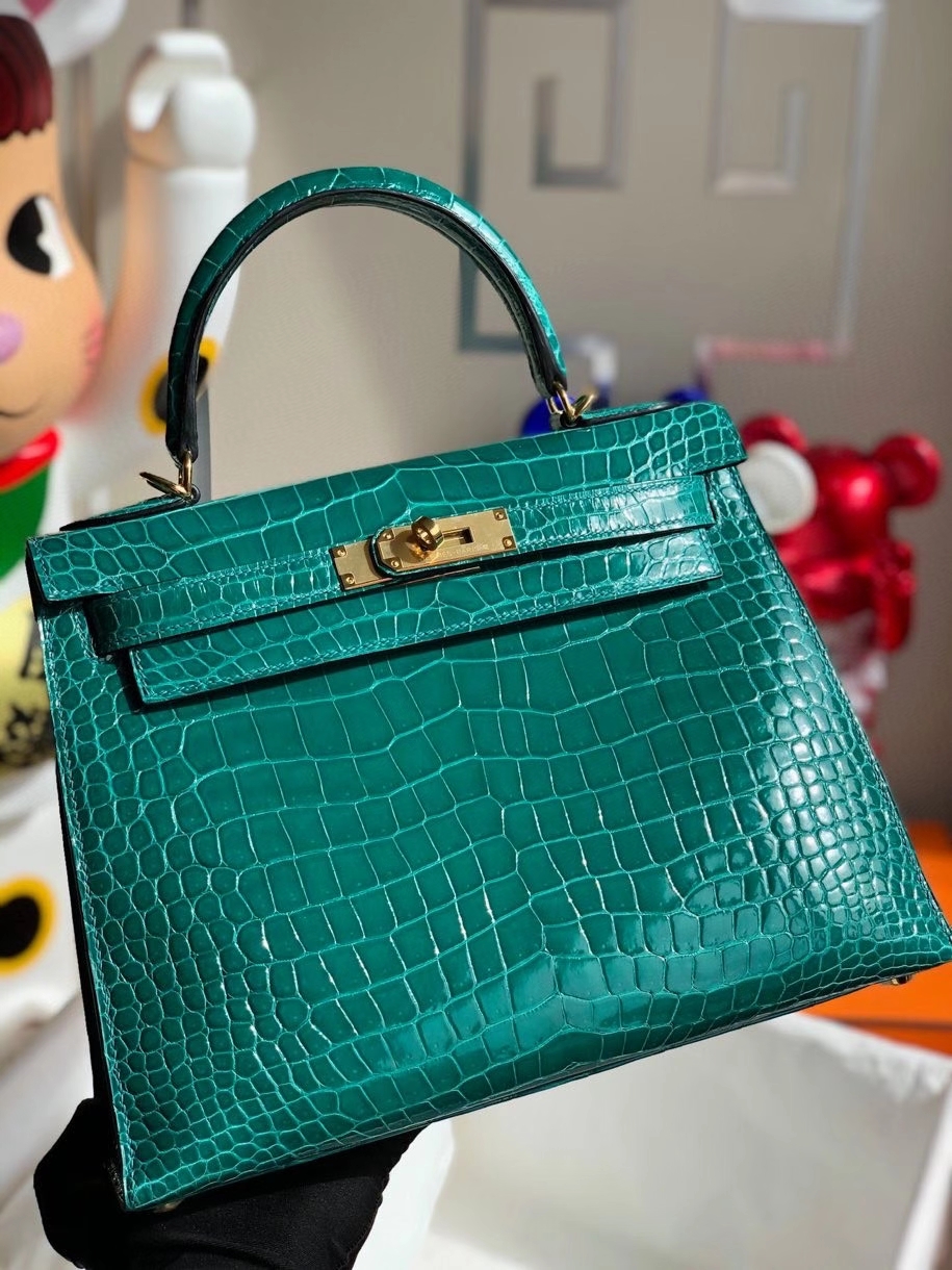 Hermès(爱马仕)Kelly 28cm porosus shiny 亮面澳洲湾鳄 6Q翡翠绿 金扣 顶级手缝 现货-拉尔森鳄鱼皮具定制 - 爱马仕包包官网 Hermès(爱马仕)Kelly 28cm porosus shiny 亮面澳洲湾鳄 6Q翡翠绿 金扣 顶级手缝 现货