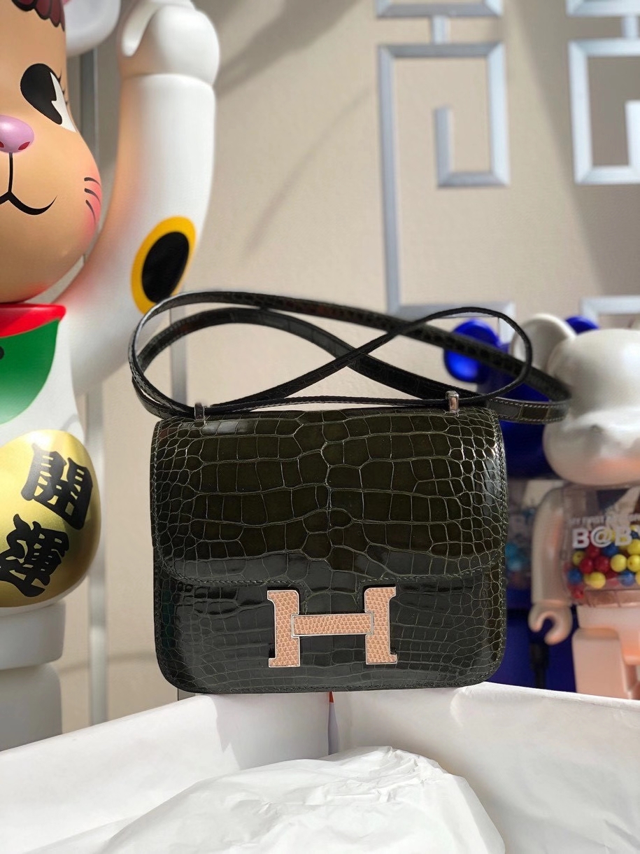 Hermès（爱马仕）Constance 18cm Alligator shiny 亮面鳄鱼 6H 橄榄绿拼杏色 蜥蜴扣 顶级手缝 现货