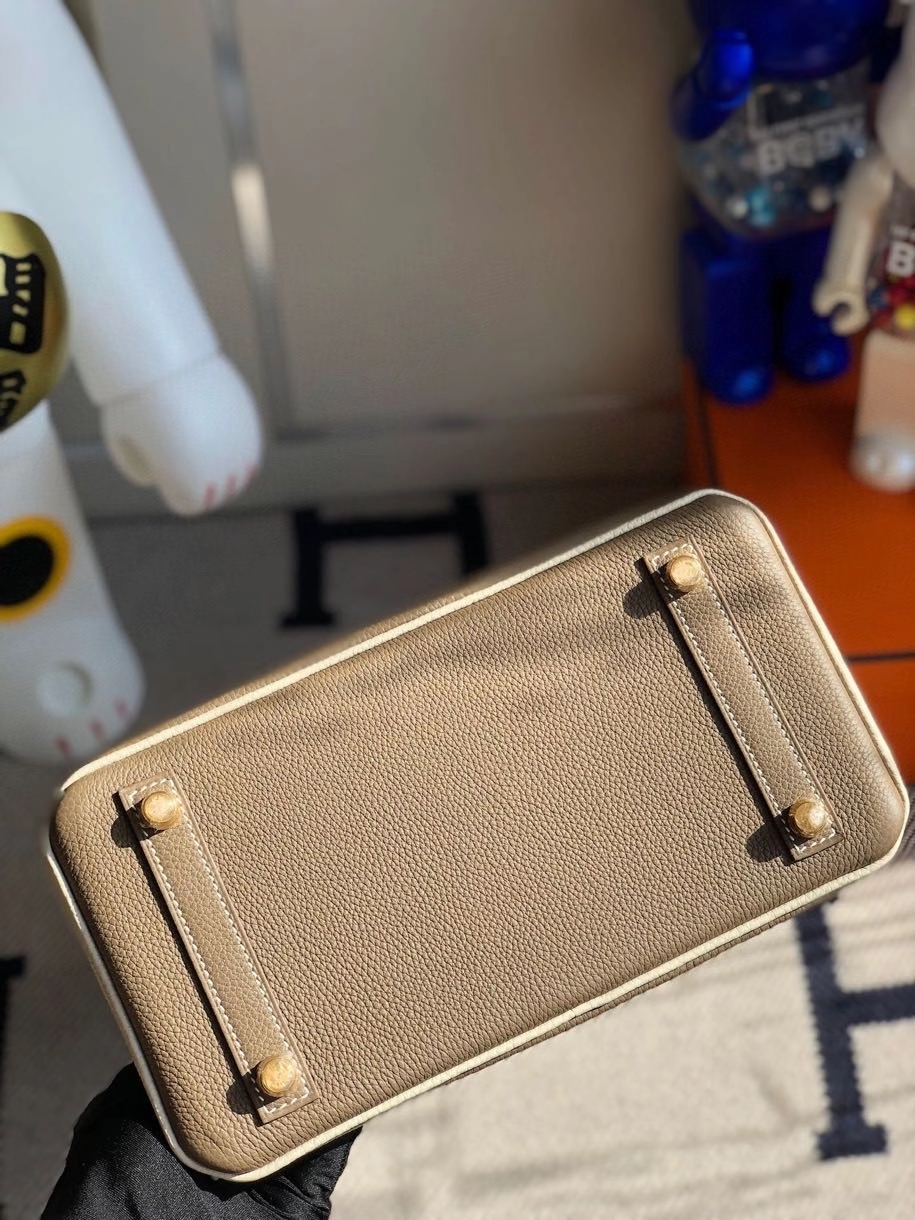 Hermès(爱马仕)Birkin 25cm togo 原厂小牛皮 ck18大象灰拼奶昔白 金扣 马蹄印 顶级手缝-拉尔森鳄鱼皮具定制 - 爱马仕包包官网 Hermès(爱马仕)Birkin 25cm togo 原厂小牛皮 ck18大象灰拼奶昔白 金扣 马蹄印 顶级手缝