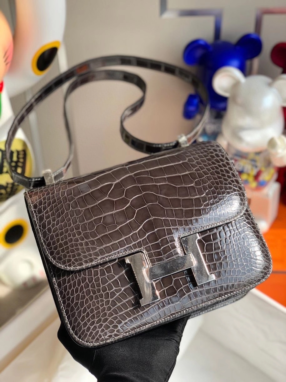Hermès(爱马仕)Constance 24cm Alligator shiny 亮面鳄鱼 ck88 石墨灰 银扣 顶级手缝 现货-拉尔森鳄鱼皮具定制 - 爱马仕包包官网 Hermès(爱马仕)Constance 24cm Alligator shiny 亮面鳄鱼 ck88 石墨灰 银扣 顶级手缝 现货