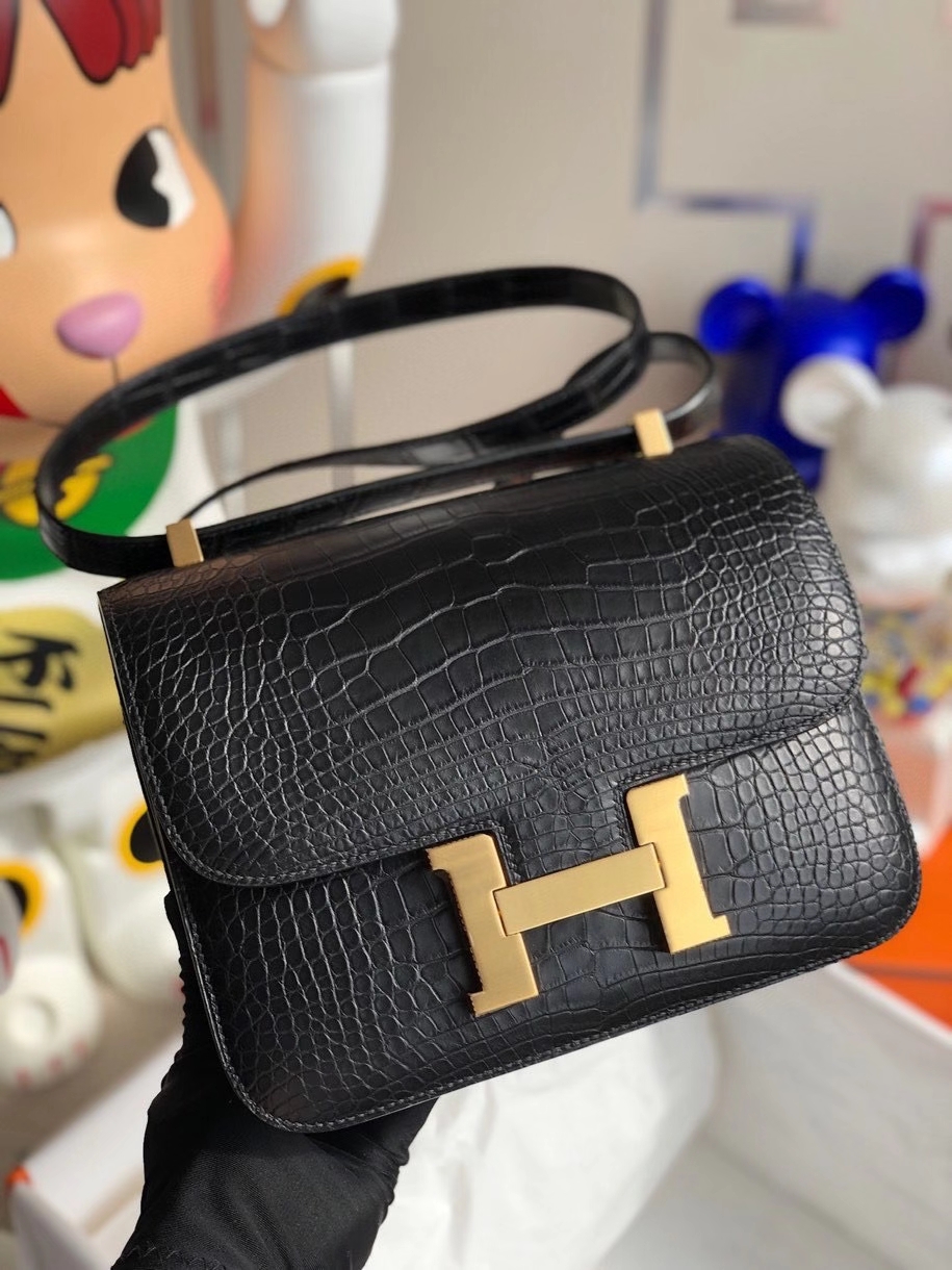Hermès(爱马仕)Constance 24cm Alligator matt 雾面鳄鱼 ck89 黑色 Noir 金扣 顶级手缝 现货-拉尔森鳄鱼皮具定制 - 爱马仕包包官网 Hermès(爱马仕)Constance 24cm Alligator matt 雾面鳄鱼 ck89 黑色 Noir 金扣 顶级手缝 现货