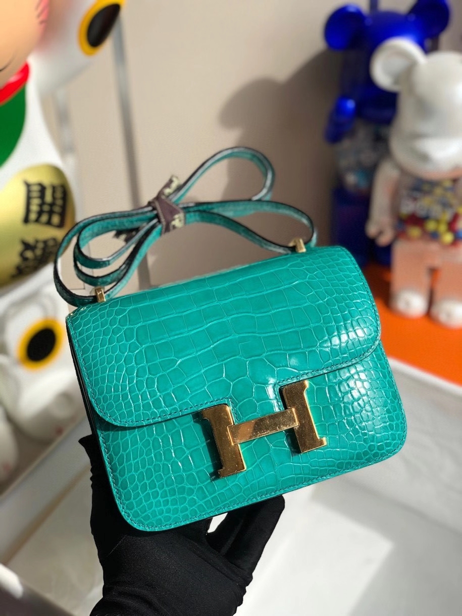 Hermès(爱马仕)Constance 18cm Alligator shiny 亮面鳄鱼 6O 帝王绿 金扣 顶级手缝 现货-拉尔森鳄鱼皮具定制 - 爱马仕包包官网 Hermès(爱马仕)Constance 18cm Alligator shiny 亮面鳄鱼 6O 帝王绿 金扣 顶级手缝 现货