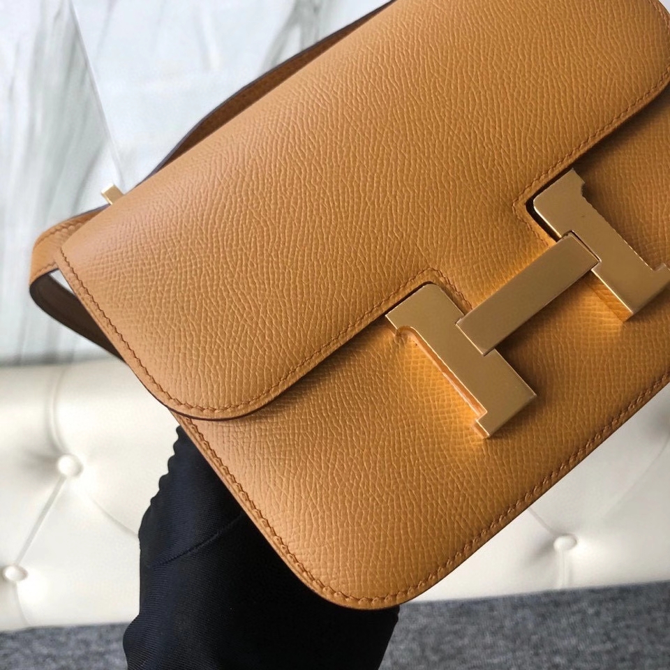 Hermès（爱马仕）Constance 18cm Epsom 原厂掌纹皮  2S 芝麻色 Sesame 金扣