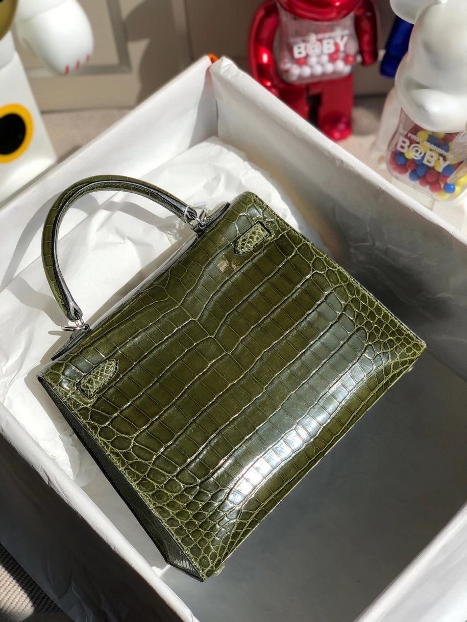 Hermès(爱马仕)Kelly 25cm Crocodile shiny 亮面鳄鱼 6H 橄榄绿 银扣 顶级手缝 现货-拉尔森鳄鱼皮具定制 - 爱马仕包包官网 Hermès(爱马仕)Kelly 25cm Crocodile shiny 亮面鳄鱼 6H 橄榄绿 银扣 顶级手缝 现货