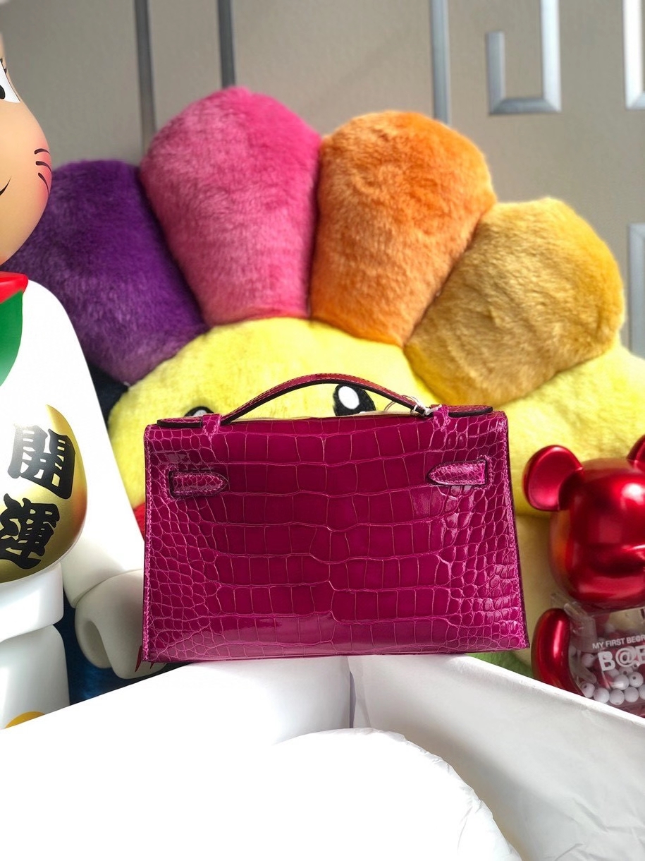 Hermès(爱马仕)Mini kelly pochette 22cm Alligator shiny 亮面鳄鱼 J5 天方夜谭粉紫 金扣 顶级手缝 晚宴包 现货-拉尔森鳄鱼皮具定制 - 爱马仕包包官网 Hermès(爱马仕)Mini kelly pochette 22cm Alligator shiny 亮面鳄鱼 J5 天方夜谭粉紫 金扣 顶级手缝 晚宴包 现货