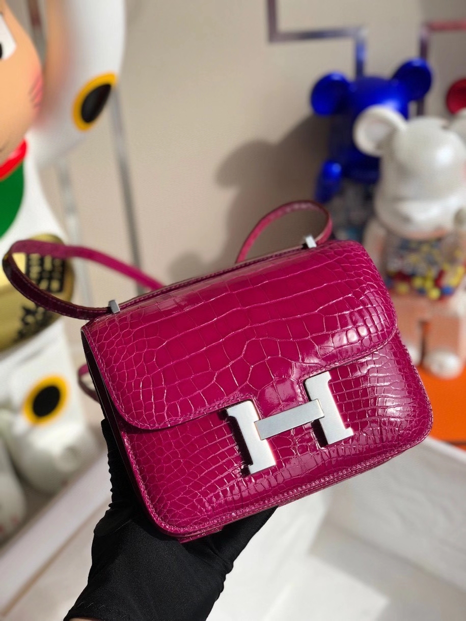 Hermès(爱马仕)Constance 18cm Alligator shiny 亮面鳄鱼 J5 天方夜谭粉紫 银扣 顶级手缝 现货-拉尔森鳄鱼皮具定制 - 爱马仕包包官网 Hermès(爱马仕)Constance 18cm Alligator shiny 亮面鳄鱼 J5 天方夜谭粉紫 银扣 顶级手缝 现货