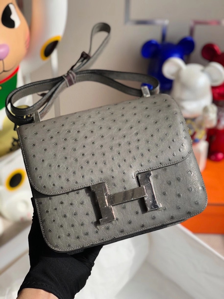 Hermès(爱马仕)Constance 24cm Ostrich kk 鸵鸟 m8 沥青灰 银扣 顶级手缝 现货-拉尔森鳄鱼皮具定制 - 爱马仕包包官网 Hermès(爱马仕)Constance 24cm Ostrich kk 鸵鸟 m8 沥青灰 银扣 顶级手缝 现货