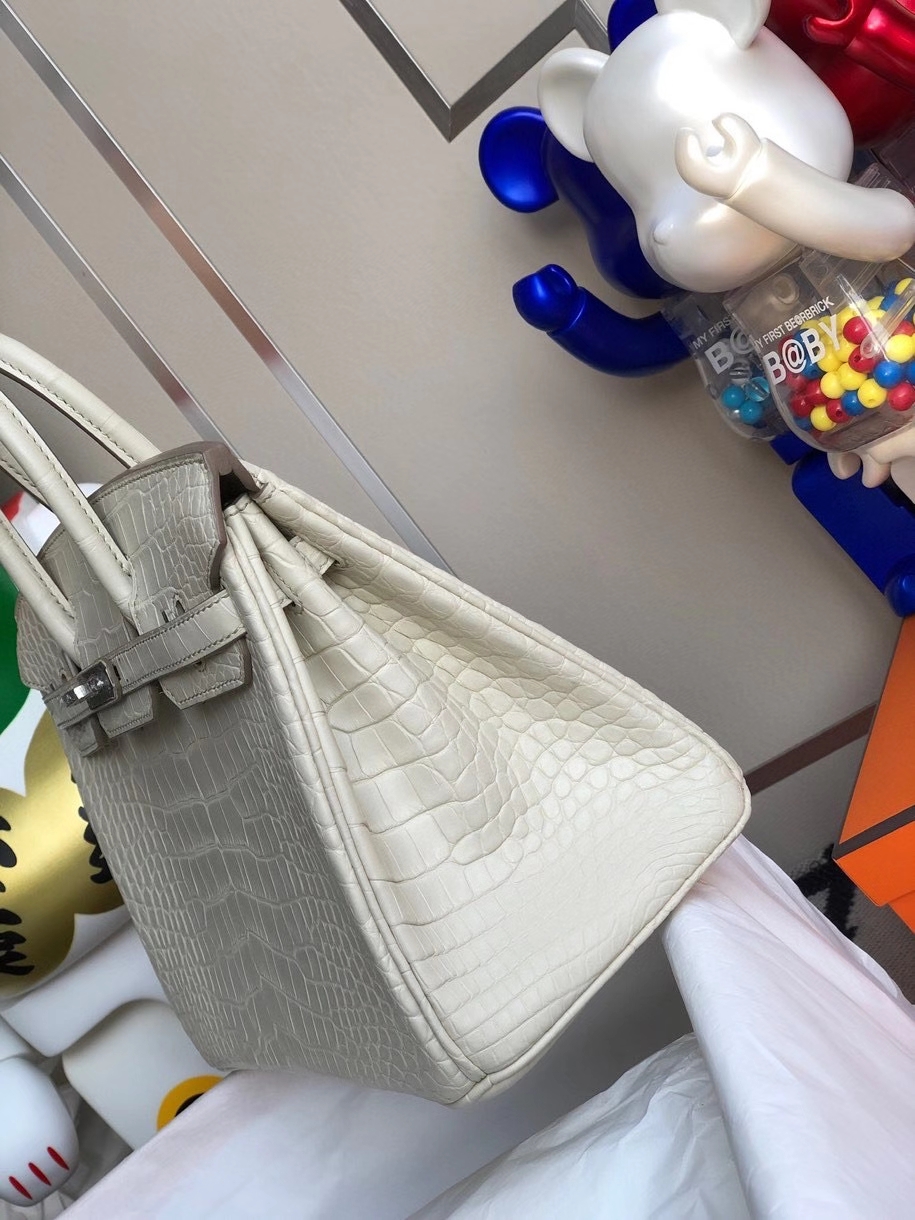 Hermès(爱马仕)Birkin 25cm Alligator matt雾面鳄鱼 8L 奶油白Beton 银扣 顶级手缝 现货-拉尔森鳄鱼皮具定制 - 爱马仕包包官网 Hermès(爱马仕)Birkin 25cm Alligator matt雾面鳄鱼 8L 奶油白Beton 银扣 顶级手缝 现货