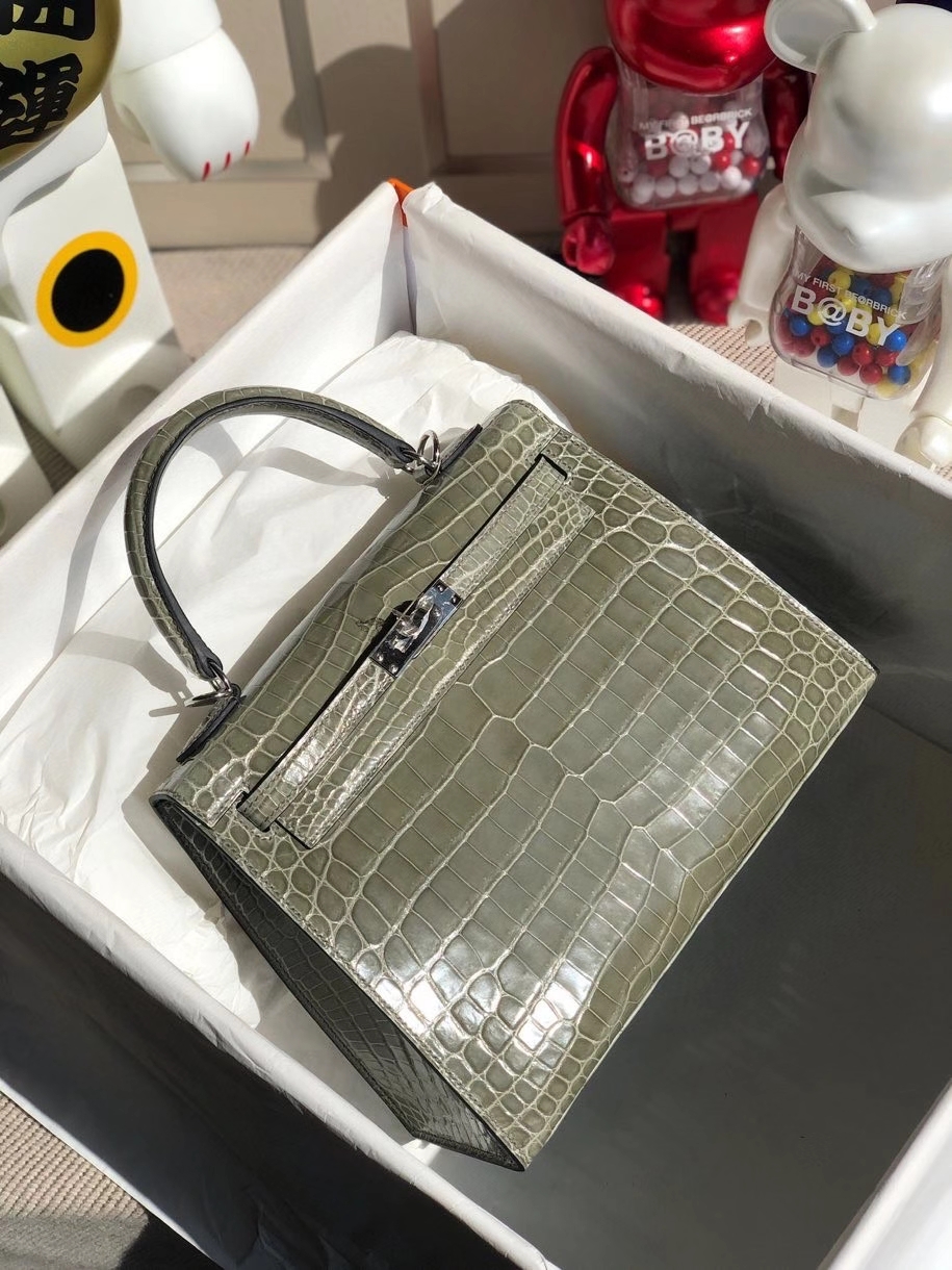 Hermès(爱马仕)Kelly 25cm Crocodile shiny 亮面鳄鱼 ck81 斑鸠灰 Gris T 银扣 顶级手缝 现货-拉尔森鳄鱼皮具定制 - 爱马仕包包官网 Hermès(爱马仕)Kelly 25cm Crocodile shiny 亮面鳄鱼 ck81 斑鸠灰 Gris T 银扣 顶级手缝 现货
