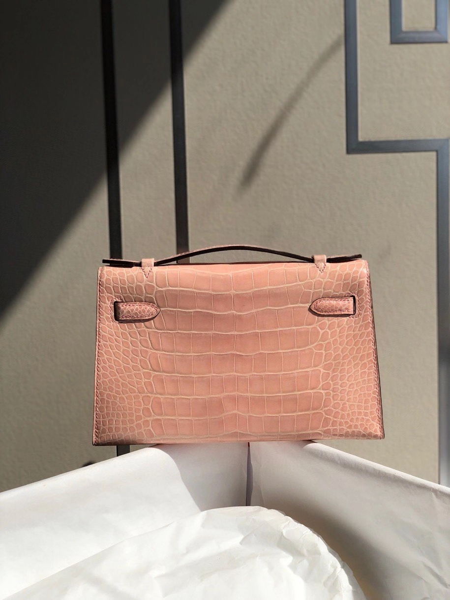 Hermès(爱马仕)Mini Kelly pochette 22cm Alligator shiny 亮面鳄鱼 1Q奶昔粉 金扣 顶级手缝 现货-拉尔森鳄鱼皮具定制 - 爱马仕包包官网 Hermès(爱马仕)Mini Kelly pochette 22cm Alligator shiny 亮面鳄鱼 1Q奶昔粉 金扣 顶级手缝 现货