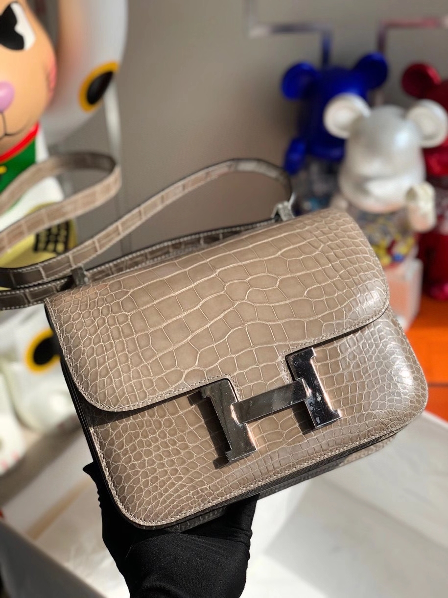 Hermès（爱马仕）Constance 24cm Alligator shiny 亮面鳄鱼  ck81 斑鸠灰 Gris T 银扣 顶级手缝  现货