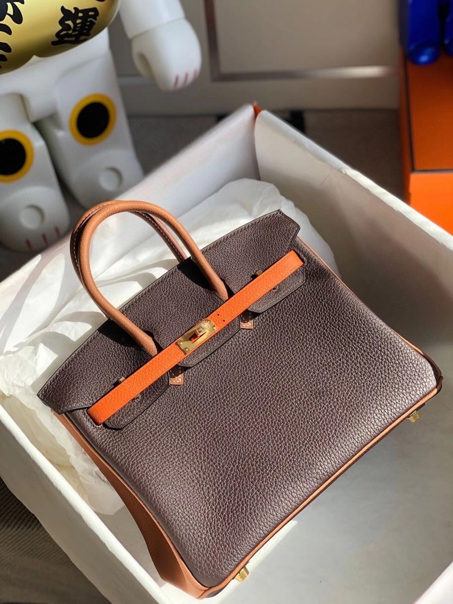 Hermès(爱马仕)Birkin 25cm togo 原厂小牛皮 巧克力色拼橙色拼金棕 金扣 马蹄印 顶级手缝-拉尔森鳄鱼皮具定制 - 爱马仕包包官网 Hermès(爱马仕)Birkin 25cm togo 原厂小牛皮 巧克力色拼橙色拼金棕 金扣 马蹄印 顶级手缝