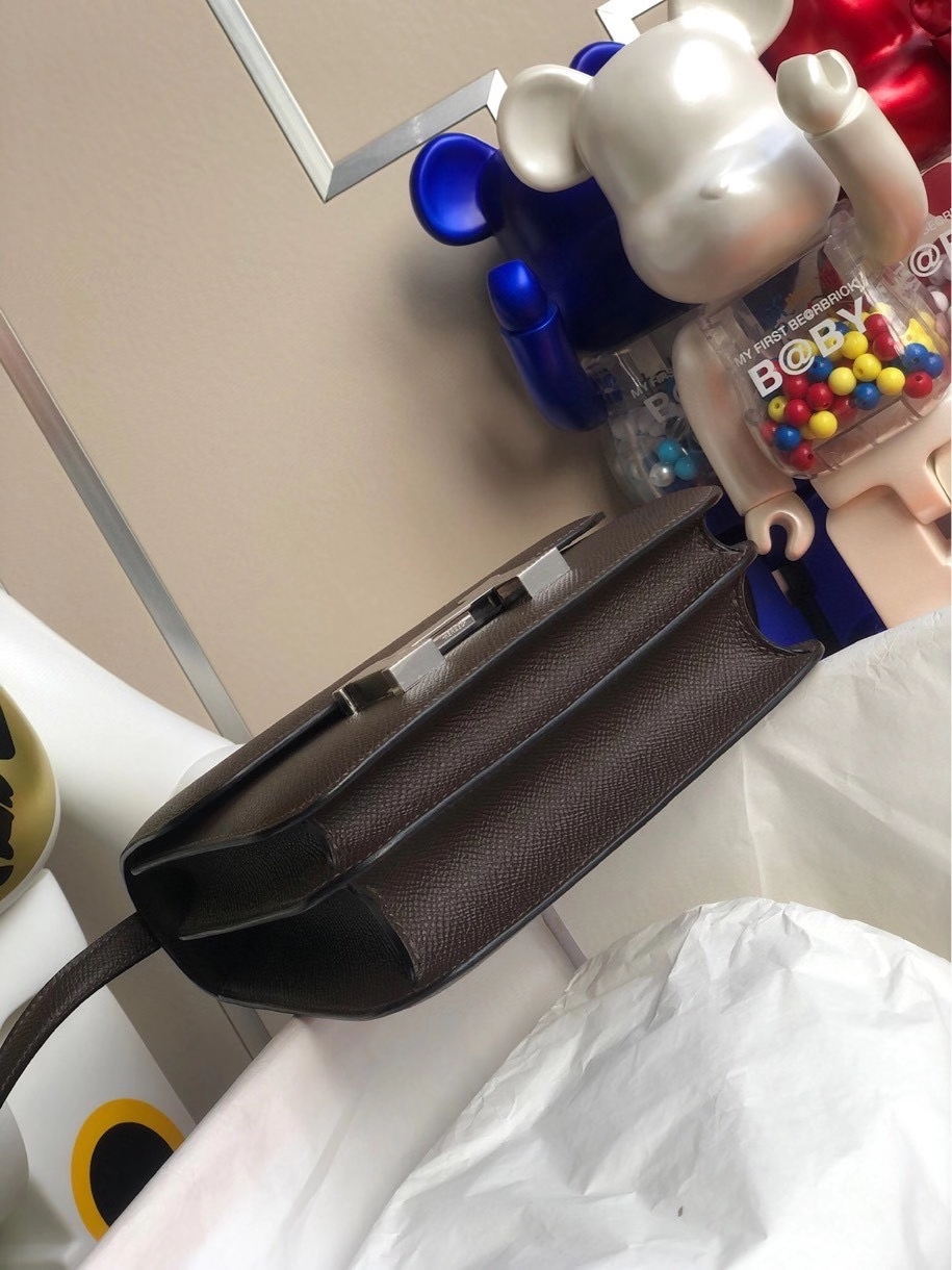 Hermès（爱马仕）Constance 18cm Epsom 原厂掌纹皮 巧克力色 银扣 顶级手缝现货