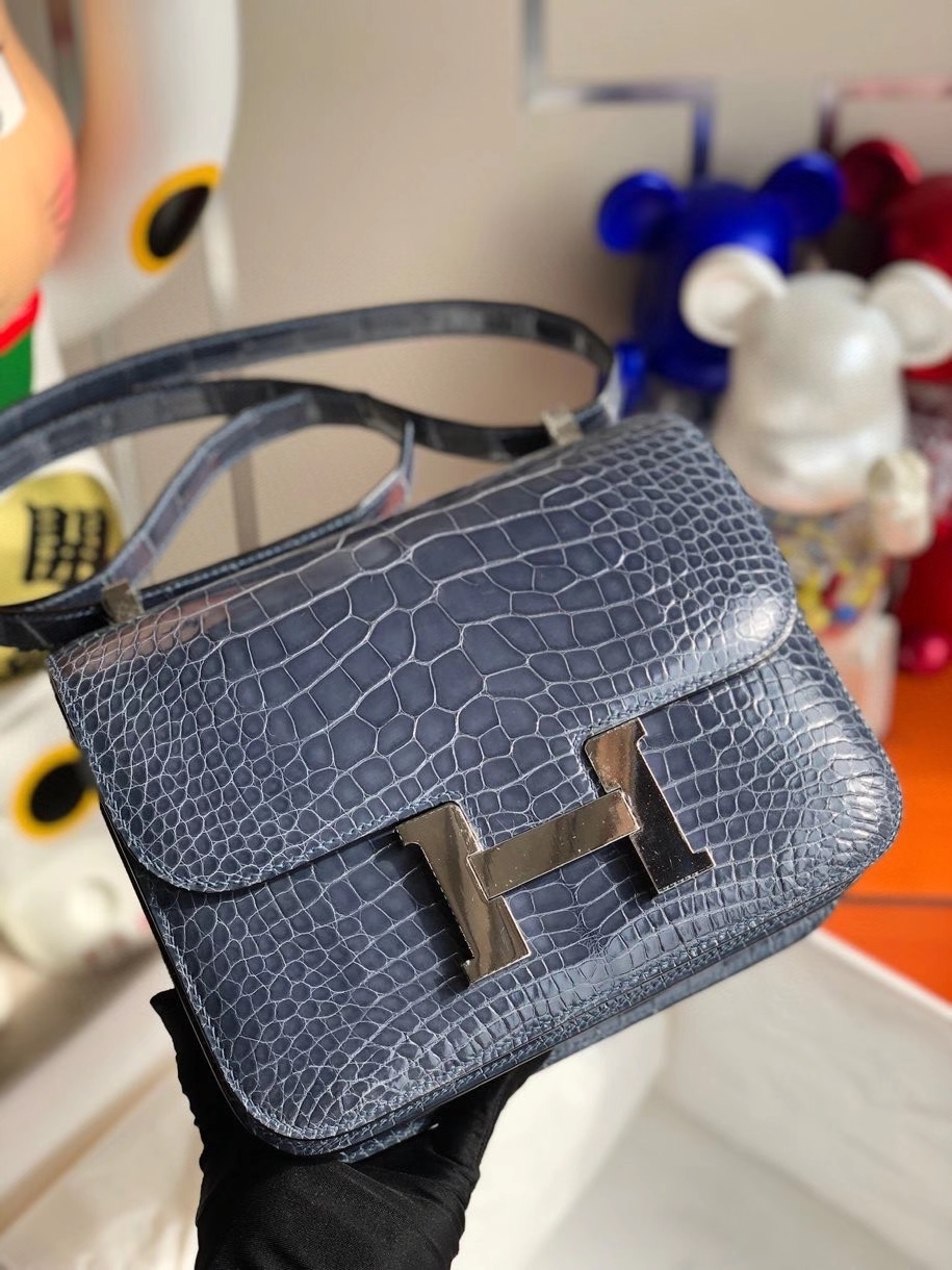 Hermès(爱马仕)Constance 24cm Alligator shiny 亮面鳄鱼 N7 风暴蓝 银扣 顶级手缝 现货-拉尔森鳄鱼皮具定制 - 爱马仕包包官网 Hermès(爱马仕)Constance 24cm Alligator shiny 亮面鳄鱼 N7 风暴蓝 银扣 顶级手缝 现货