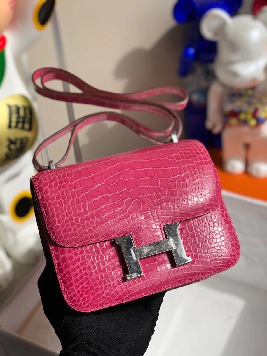 Hermès(爱马仕)Constance 18cm Alligator shiny 亮面鳄鱼 5J 桃粉 银扣 顶级手缝 现货-拉尔森鳄鱼皮具定制 - 爱马仕包包官网 Hermès(爱马仕)Constance 18cm Alligator shiny 亮面鳄鱼 5J 桃粉 银扣 顶级手缝 现货