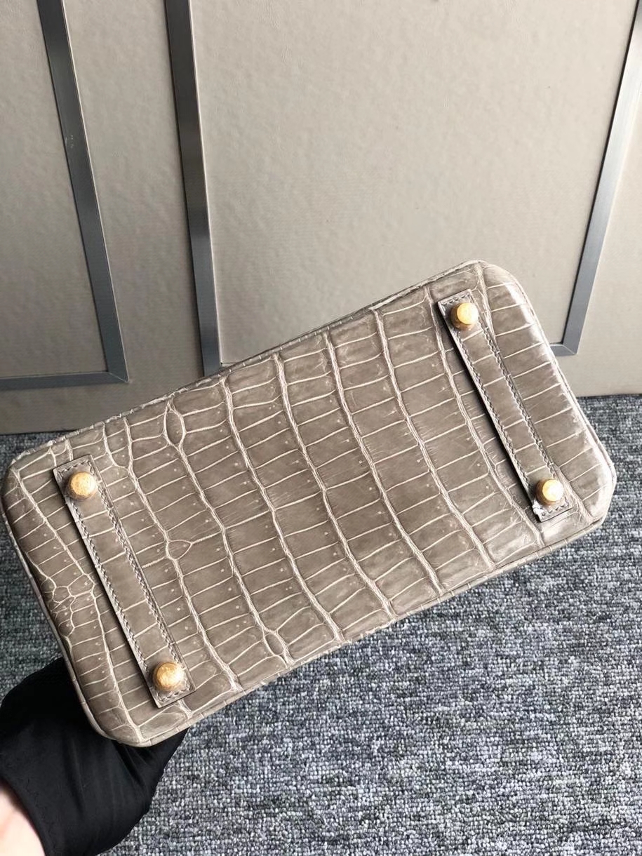 Hermès(爱马仕)Birkin 25cm Porosus shiny 亮面澳洲湾鳄 Ck81 斑鸠灰 Gris T 金扣 顶级手缝 现货-拉尔森鳄鱼皮具定制 - 爱马仕包包官网 Hermès(爱马仕)Birkin 25cm Porosus shiny 亮面澳洲湾鳄 Ck81 斑鸠灰 Gris T 金扣 顶级手缝 现货