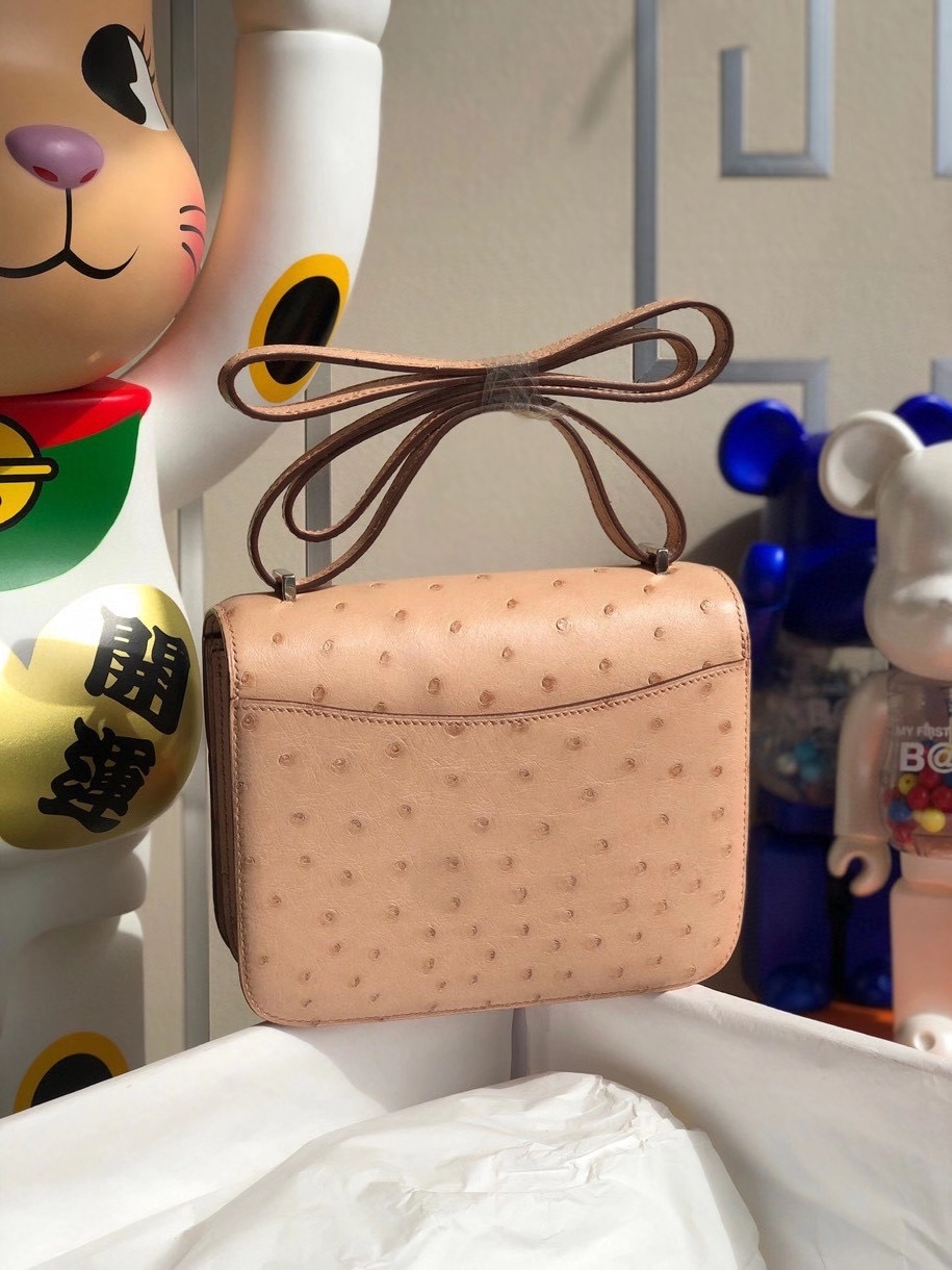 Hermès（爱马仕）Constance 18cm Ostrich kk 鸵鸟 浅粉 银扣 顶级手缝 现货