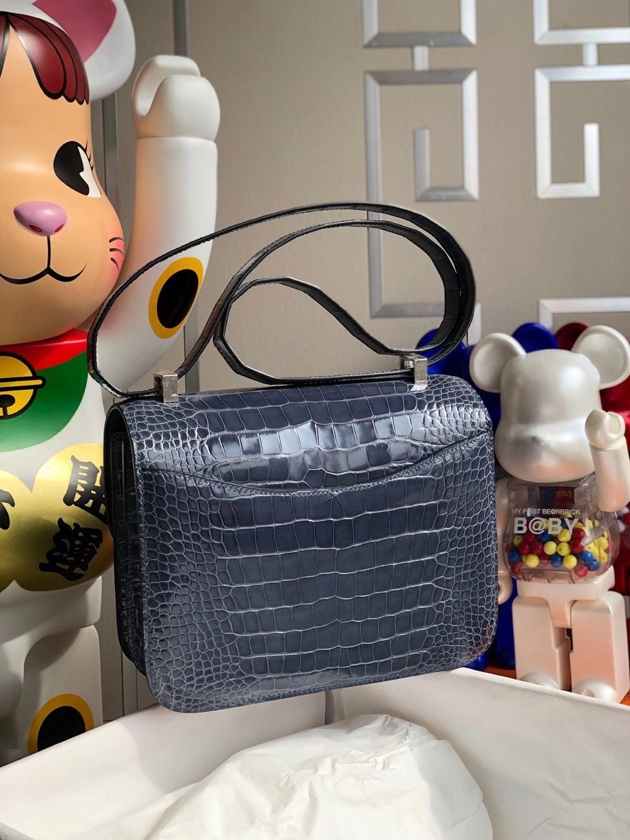 Hermès（爱马仕）Constance 24cm Alligator shiny 亮面鳄鱼 N7 风暴蓝 银扣 顶级手缝  现货