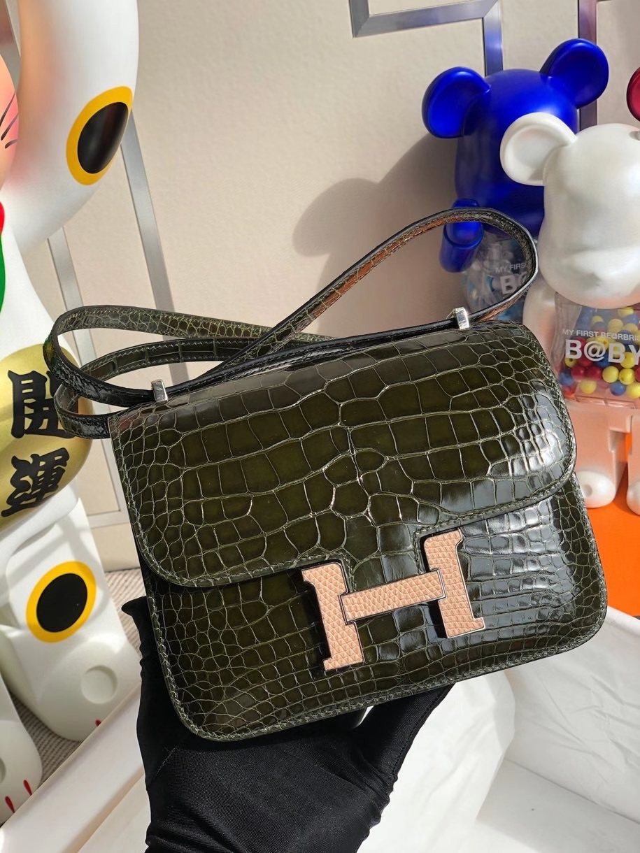 Hermès(爱马仕)Constance 18cm Alligator shiny 亮面鳄鱼 6H 橄榄绿拼杏色 蜥蜴扣 顶级手缝 现货-拉尔森鳄鱼皮具定制 - 爱马仕包包官网 Hermès(爱马仕)Constance 18cm Alligator shiny 亮面鳄鱼 6H 橄榄绿拼杏色 蜥蜴扣 顶级手缝 现货