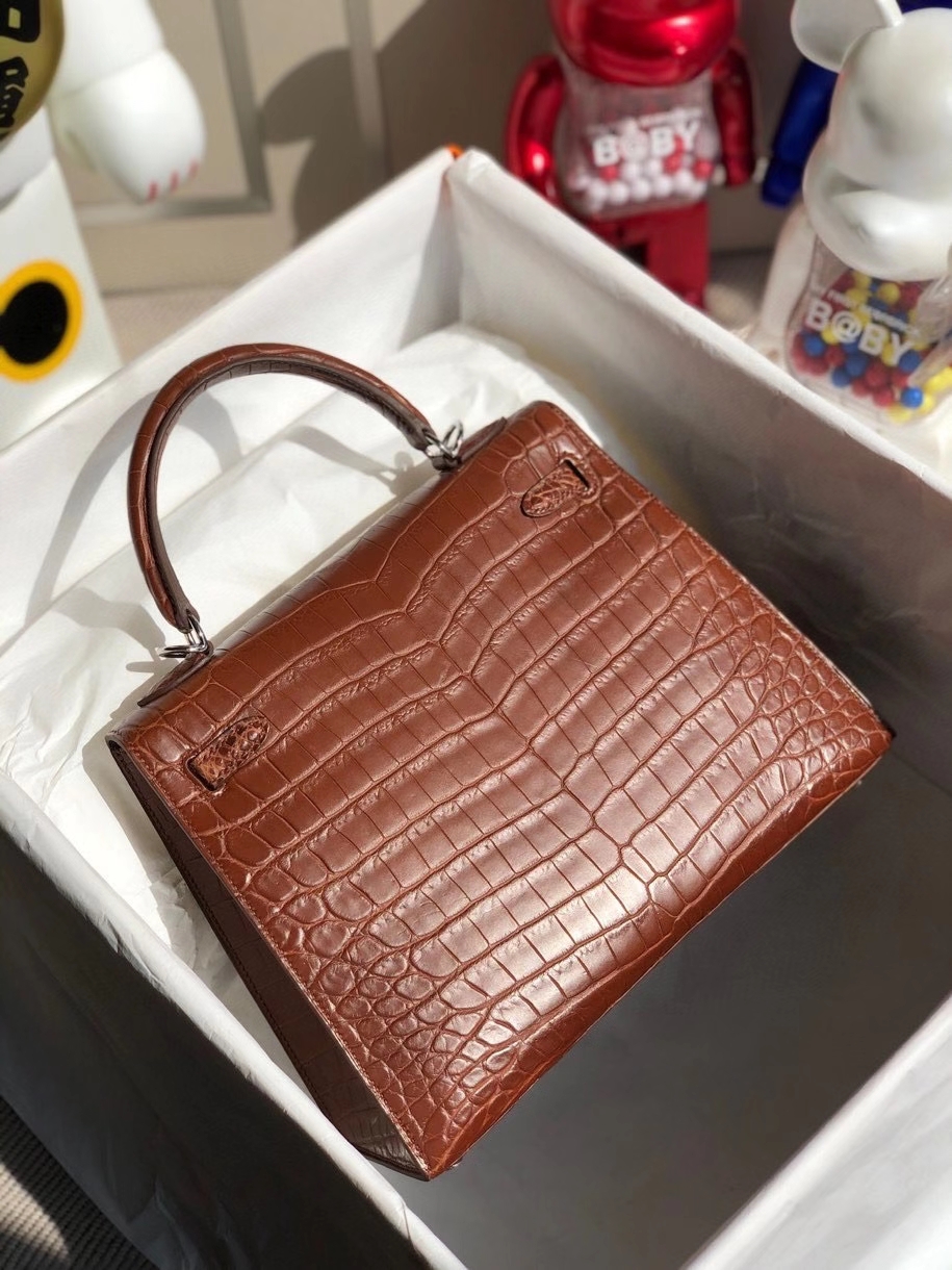 Hermès(爱马仕)Kelly 25cm Crocodile matt 雾面鳄鱼 4D 大地棕 银扣 顶级手缝 品相完美-拉尔森鳄鱼皮具定制 - 爱马仕包包官网 Hermès(爱马仕)Kelly 25cm Crocodile matt 雾面鳄鱼 4D 大地棕 银扣 顶级手缝 品相完美