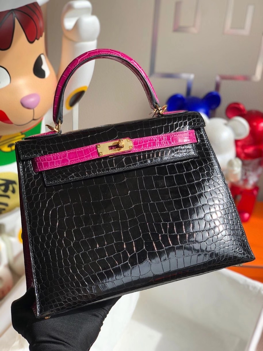 Hermès(爱马仕)Kelly 28cm porosus shiny 亮面澳洲湾鳄 ck89 黑色 拼 天方夜谭粉紫 金扣 马蹄印 现货-拉尔森鳄鱼皮具定制 - 爱马仕包包官网 Hermès(爱马仕)Kelly 28cm porosus shiny 亮面澳洲湾鳄 ck89 黑色 拼 天方夜谭粉紫 金扣 马蹄印 现货