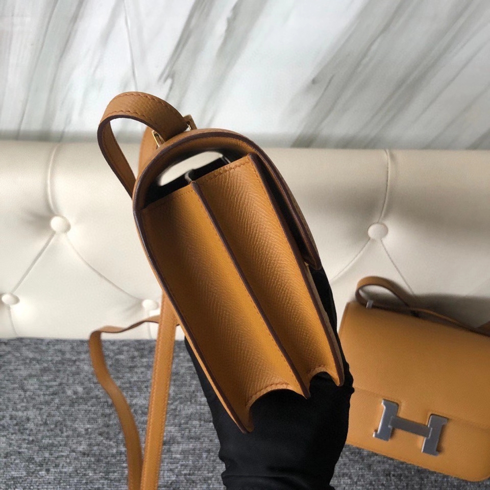 Hermès（爱马仕）Constance 18cm Epsom 原厂掌纹皮  2S 芝麻色 Sesame 金扣