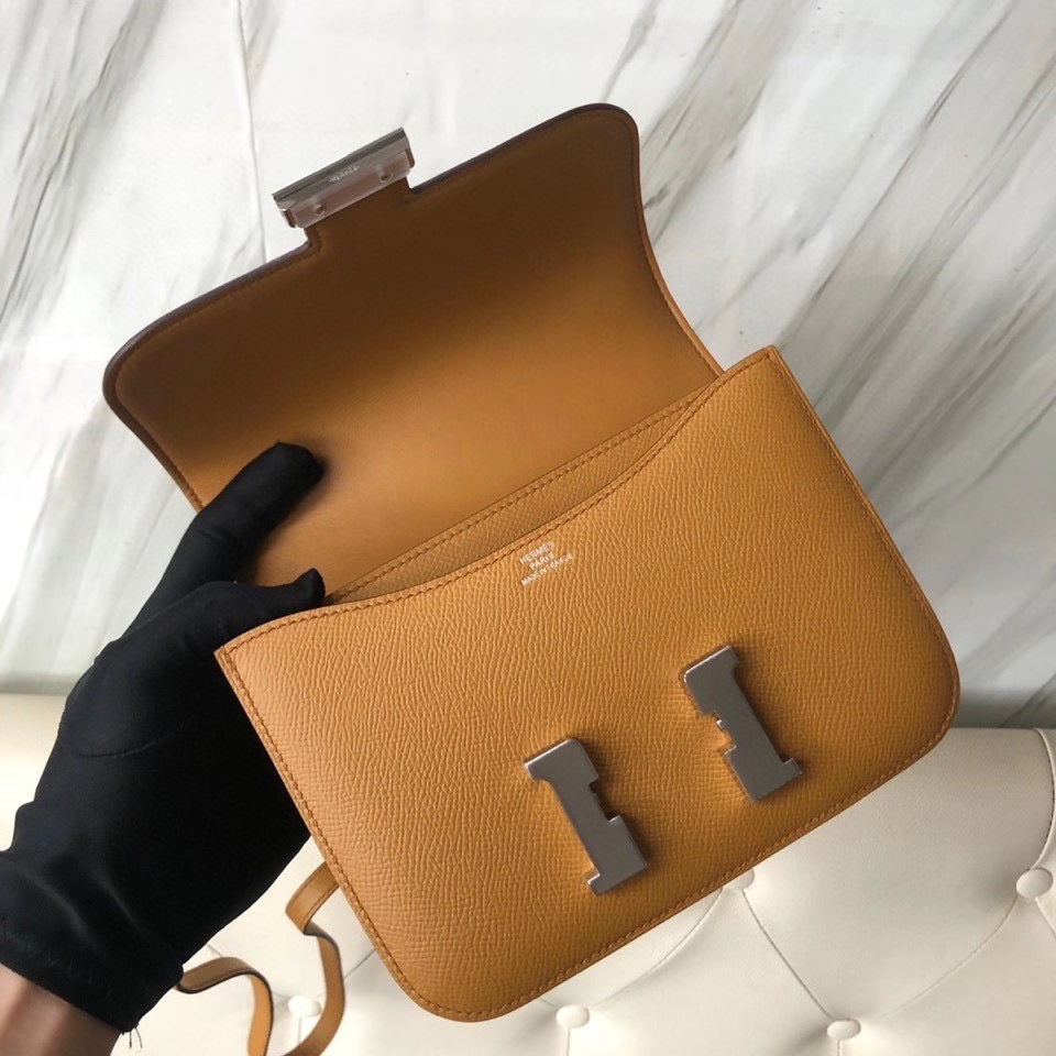 Hermès(爱马仕)Constance 18cm Epsom 原厂掌纹皮 2S 芝麻色 Sesame 银扣-拉尔森鳄鱼皮具定制 - 爱马仕包包官网 Hermès(爱马仕)Constance 18cm Epsom 原厂掌纹皮 2S 芝麻色 Sesame 银扣