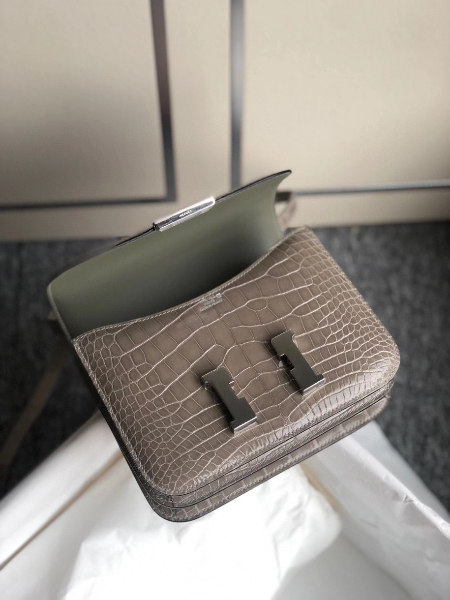 Hermès（爱马仕）Constance 18cm Alligtaor matt 雾面鳄鱼 ck81 斑鸠灰 银扣 顶级手缝