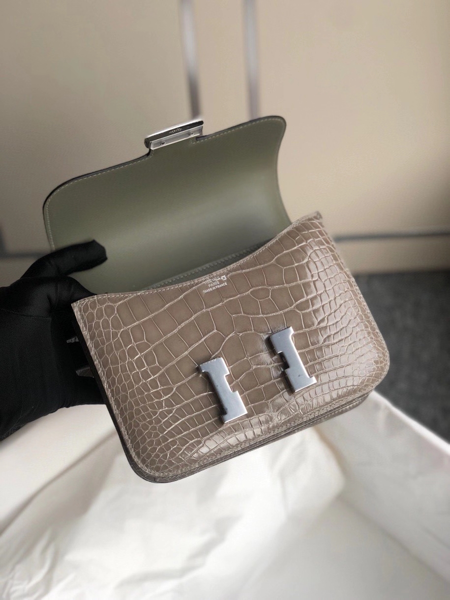 Hermès(爱马仕)Constance 18cm Alligtaor matt 雾面鳄鱼 ck81 斑鸠灰 银扣 顶级手缝-拉尔森鳄鱼皮具定制 - 爱马仕包包官网 Hermès(爱马仕)Constance 18cm Alligtaor matt 雾面鳄鱼 ck81 斑鸠灰 银扣 顶级手缝