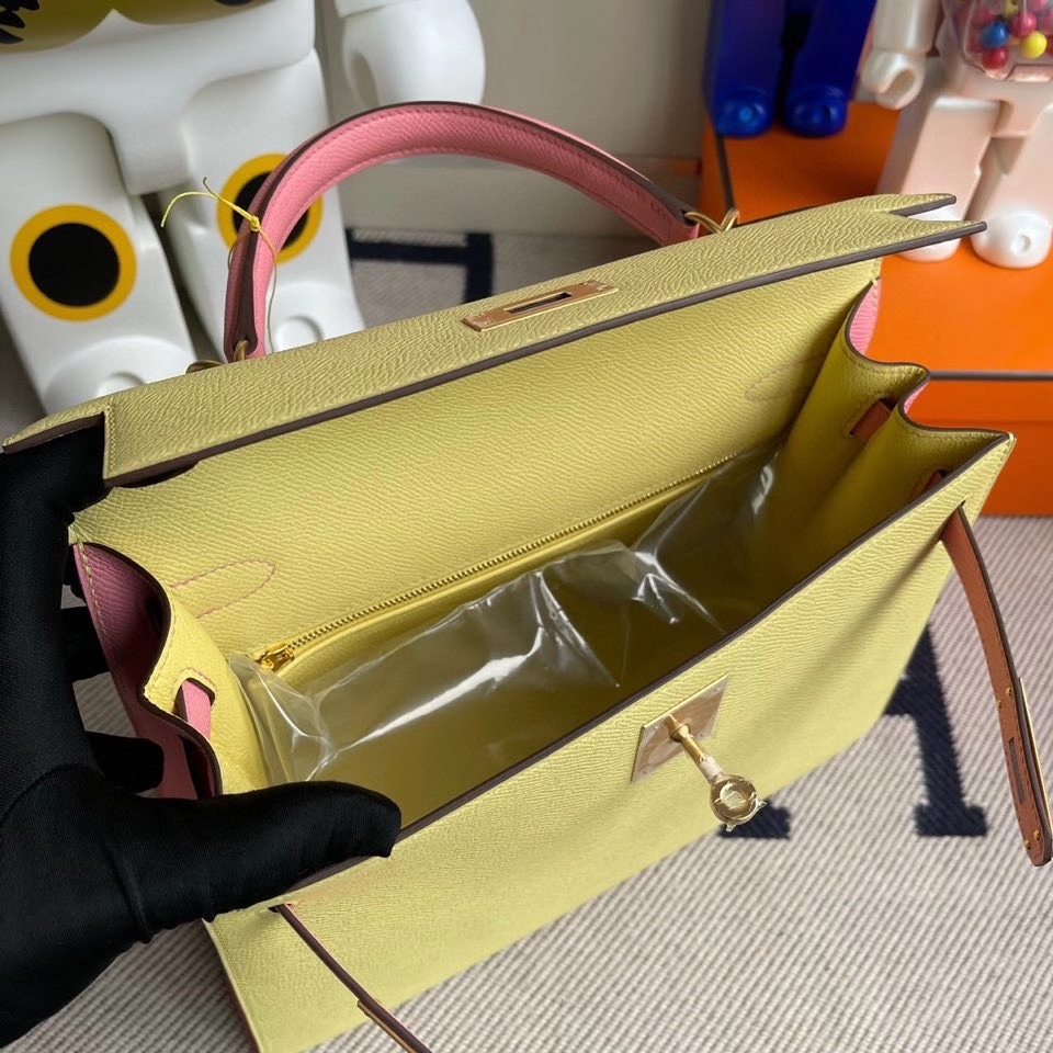 Hermès(爱马仕)kelly 28cm Epsom 原厂掌纹皮 1Z 小鸡黄拼1Q奶昔粉 拉丝金扣 马蹄印 顶级手缝-拉尔森鳄鱼皮具定制 - 爱马仕包包官网 Hermès(爱马仕)kelly 28cm Epsom 原厂掌纹皮 1Z 小鸡黄拼1Q奶昔粉 拉丝金扣 马蹄印 顶级手缝