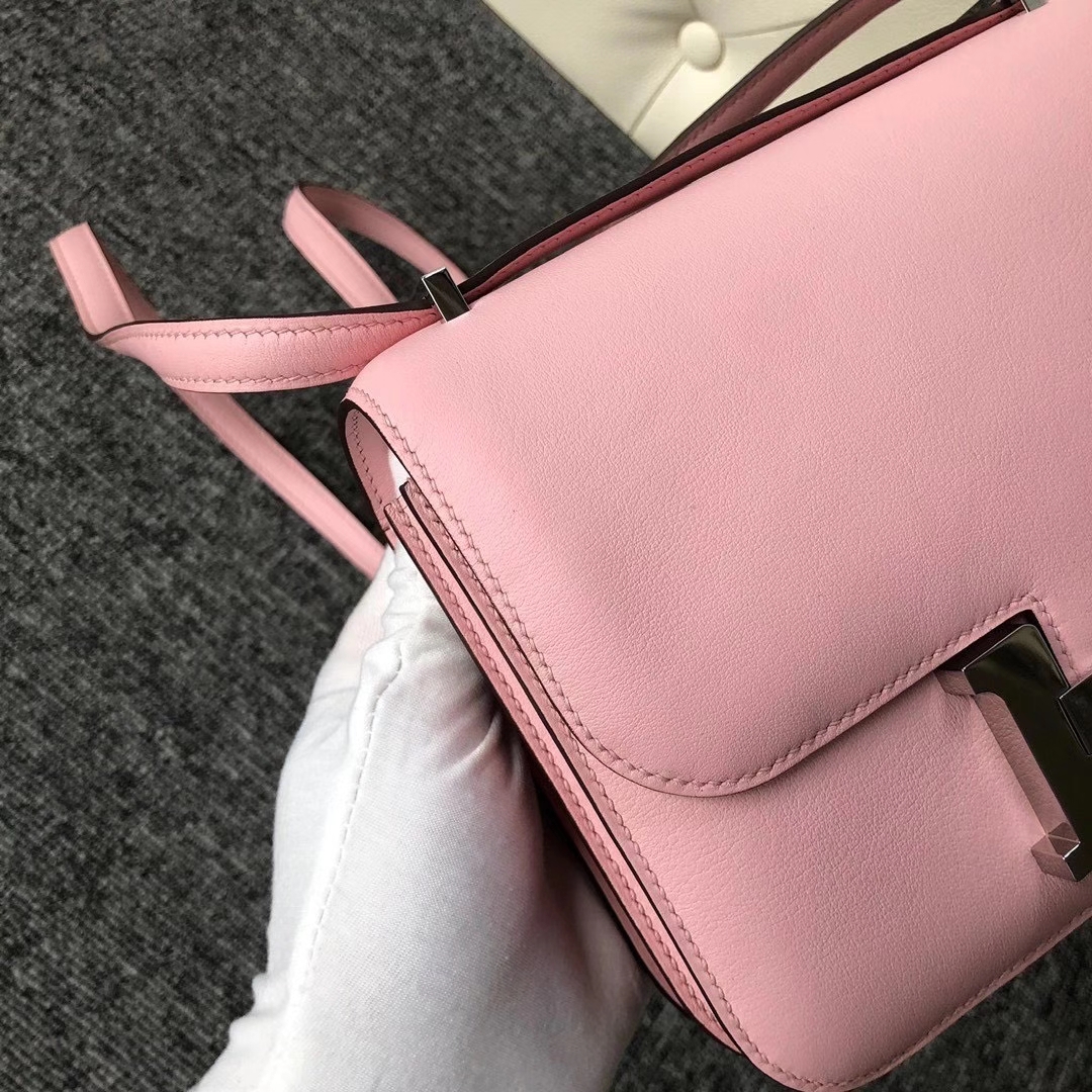 Hermès（爱马仕）Constance 19cm Swift 3Q新粉色 Rose Sakura 全手工缝制 银扣 现货