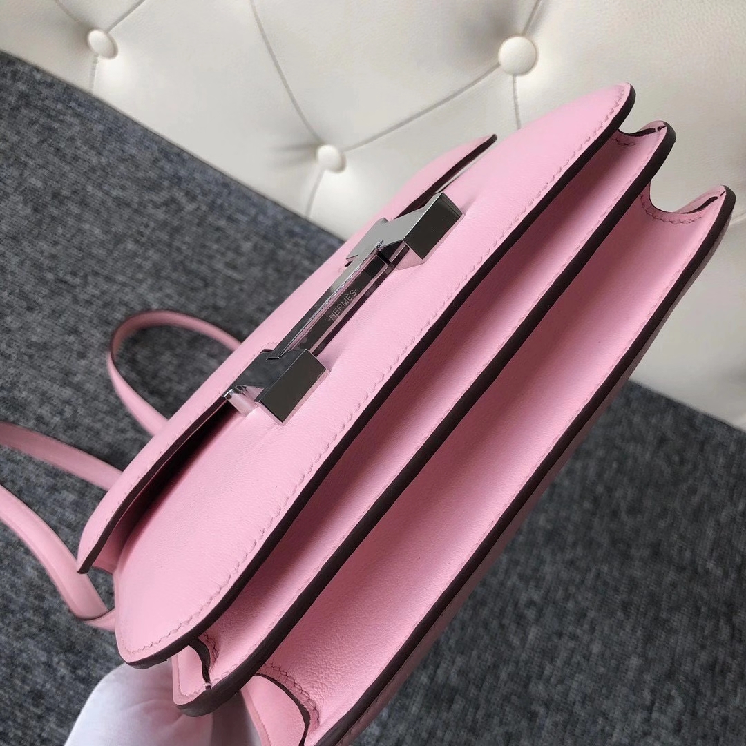 Hermès(爱马仕)Constance 19cm Swift 3Q新粉色 Rose Sakura 全手工缝制 银扣 现货-拉尔森鳄鱼皮具定制 - 爱马仕包包官网 Hermès(爱马仕)Constance 19cm Swift 3Q新粉色 Rose Sakura 全手工缝制 银扣 现货
