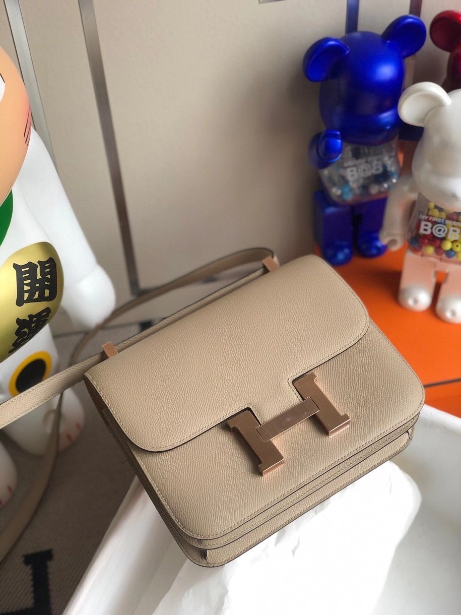 Hermès（爱马仕）Constance 18cm Epsom 原厂掌纹皮 S2 风衣灰trench 内拼奶茶色 玫瑰金扣 现货